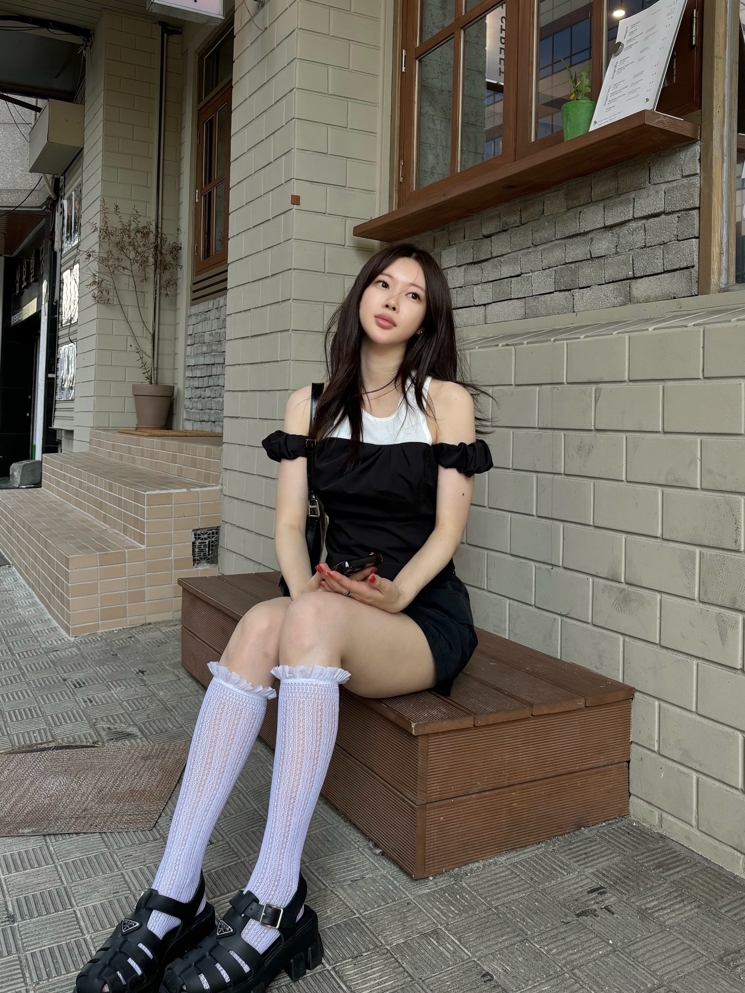 (W) Prada Rubber Sandal Black 착용 스타일