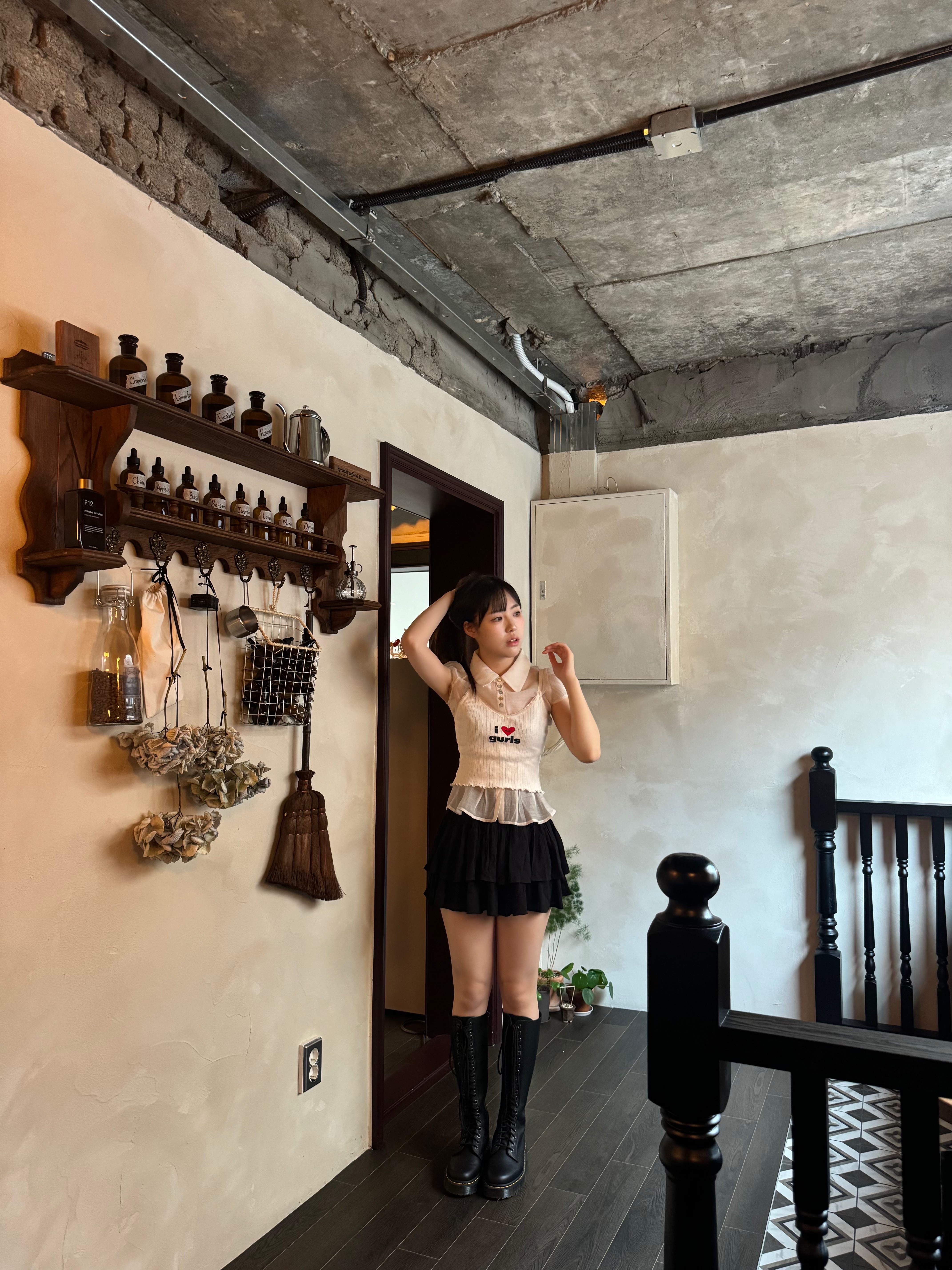 (W) Dr. Martens 1B60 Bex Boots Black, Vivienne Westwood Saffiano Biogreen Small Purse Cross Bag Black 착용 스타일 - 5