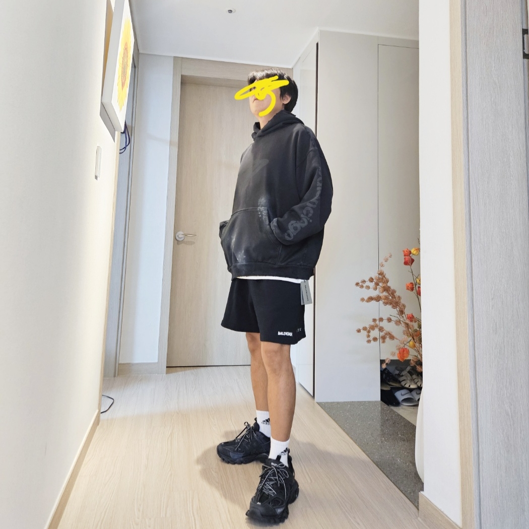 Balenciaga Track Sneakers Triple Black, Balenciaga 3B Stencil Hoodie Medium Fit Black 착용 스타일 - 1