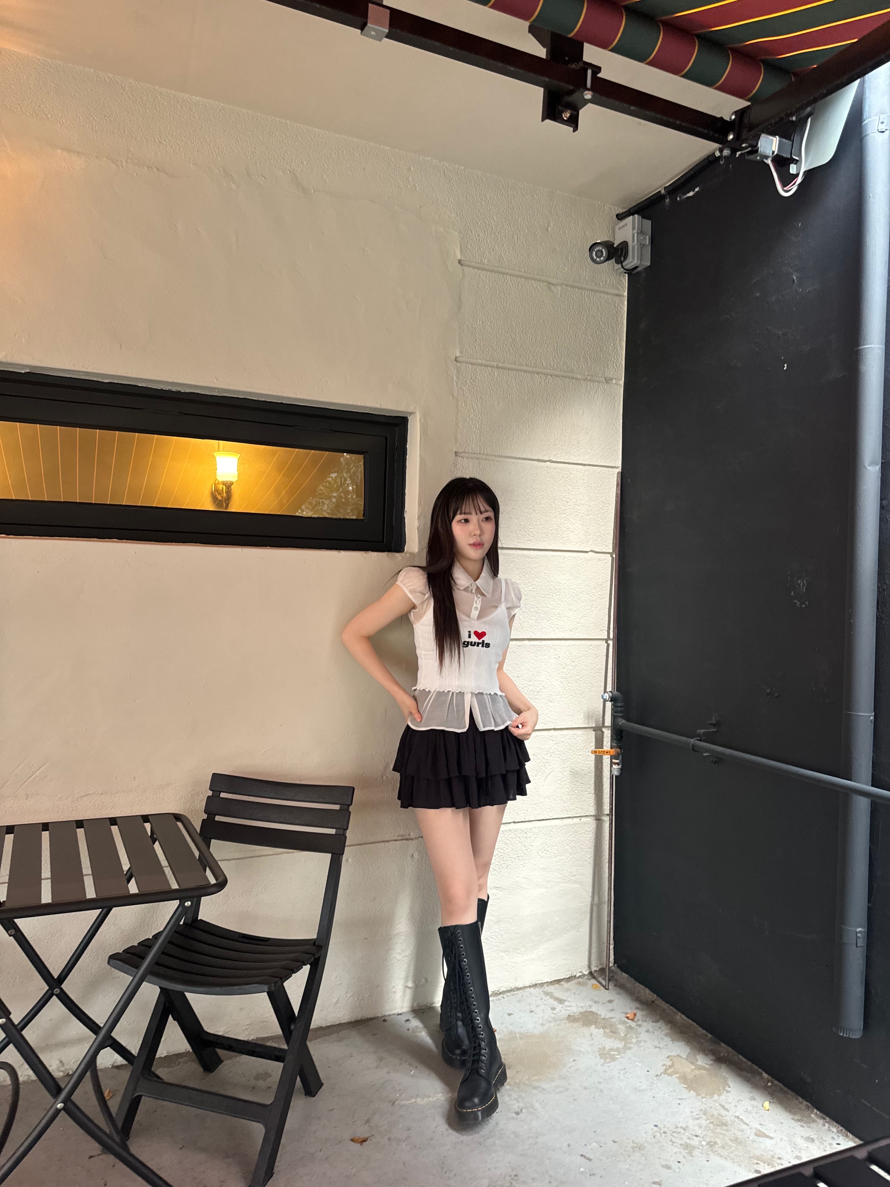 (W) Dr. Martens 1B60 Bex Boots Black, Vivienne Westwood Saffiano Biogreen Small Purse Cross Bag Black 착용 스타일 - 9