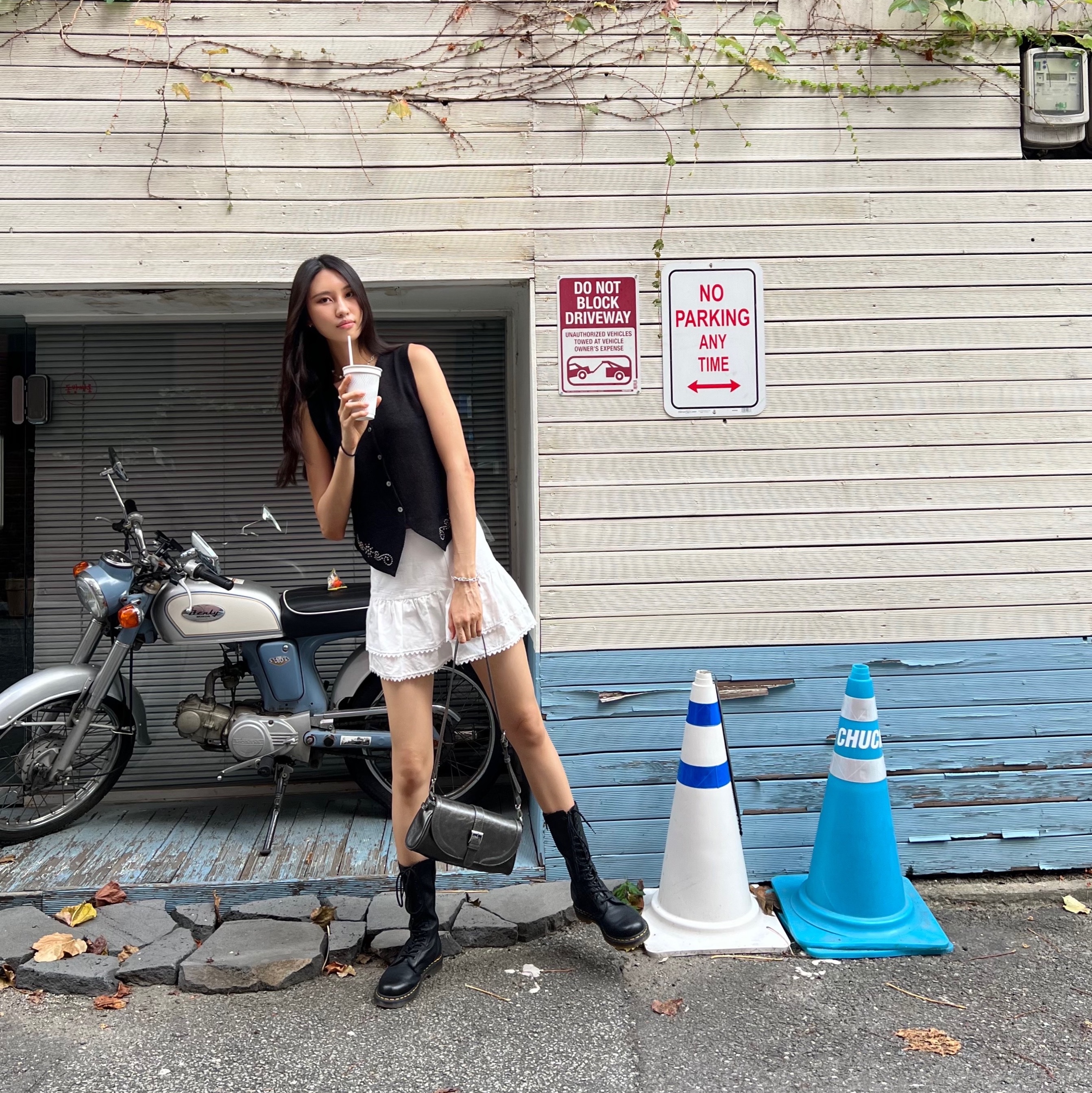 (W) Dr. Martens 1B60 Boots Black 착용 스타일 - 1
