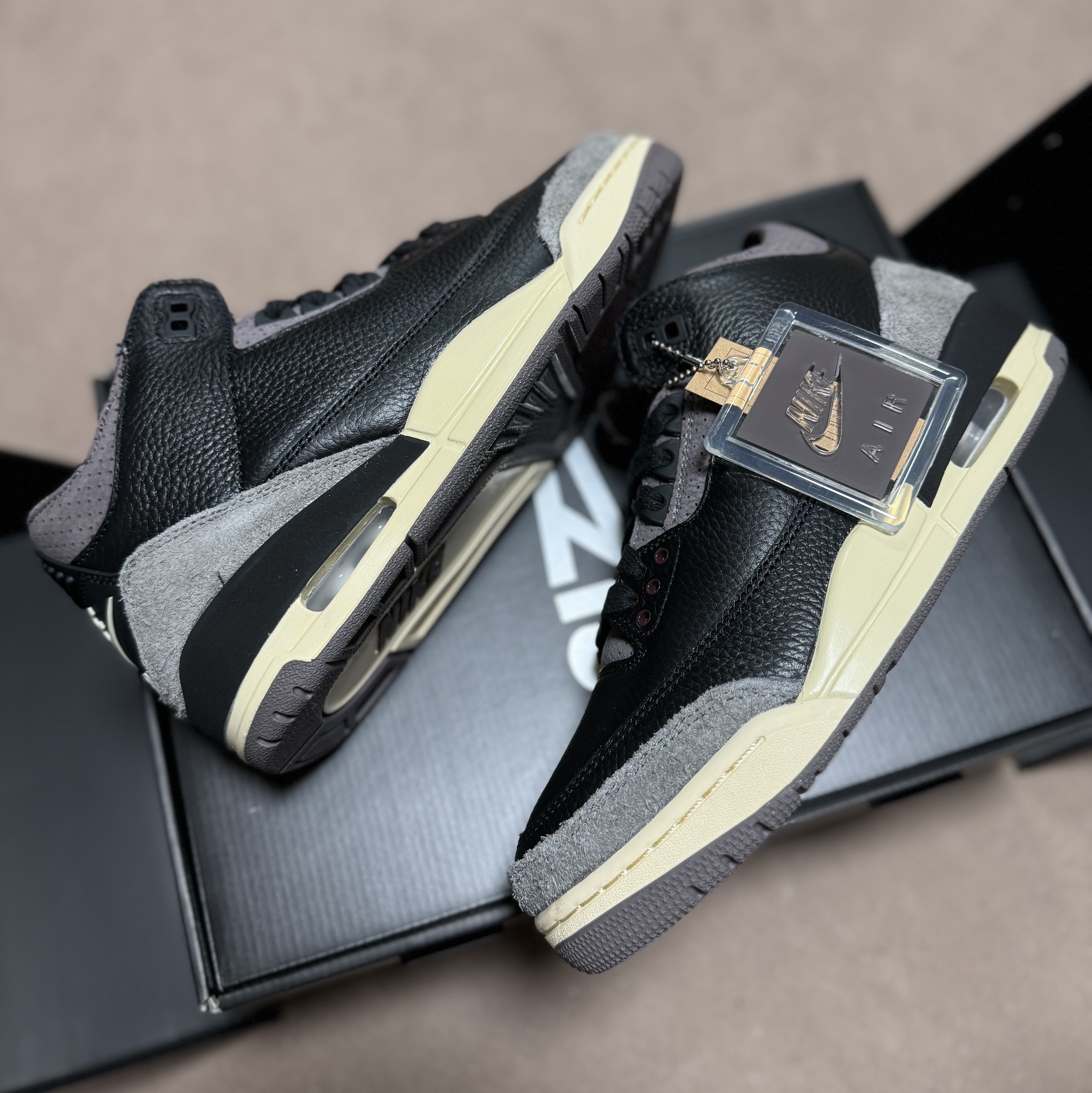 (W) Jordan 3 x A Ma Maniere Retro OG SP Black and Flat Pewter 착용 스타일 - 1