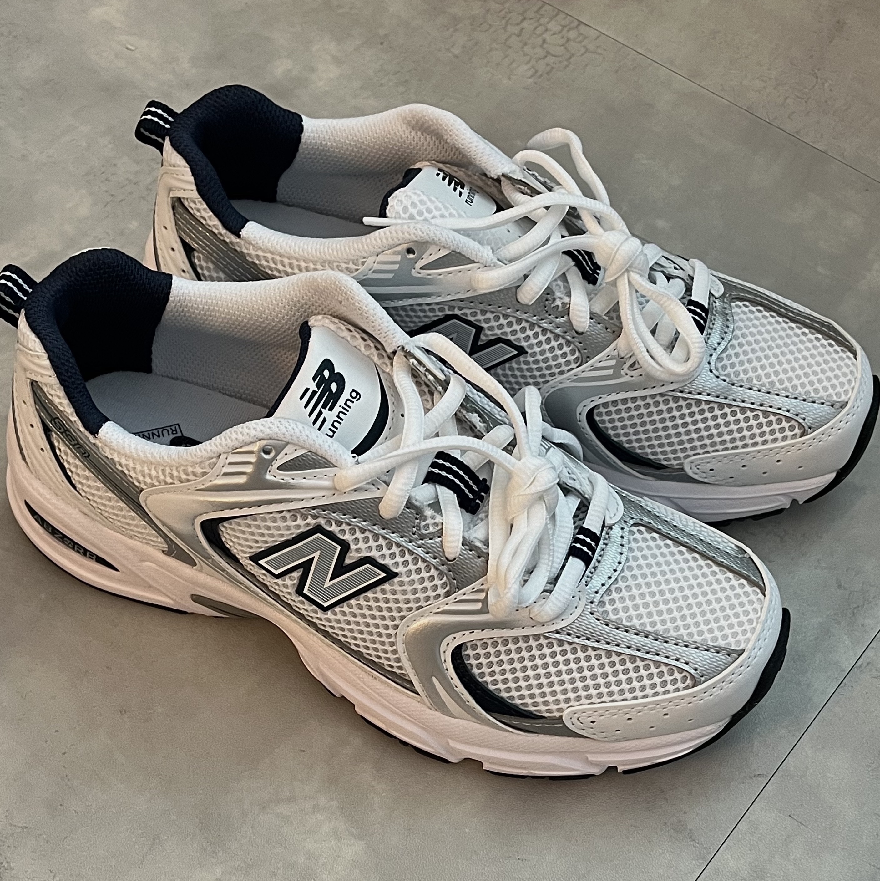 New Balance 530 White 착용 스타일 - 1