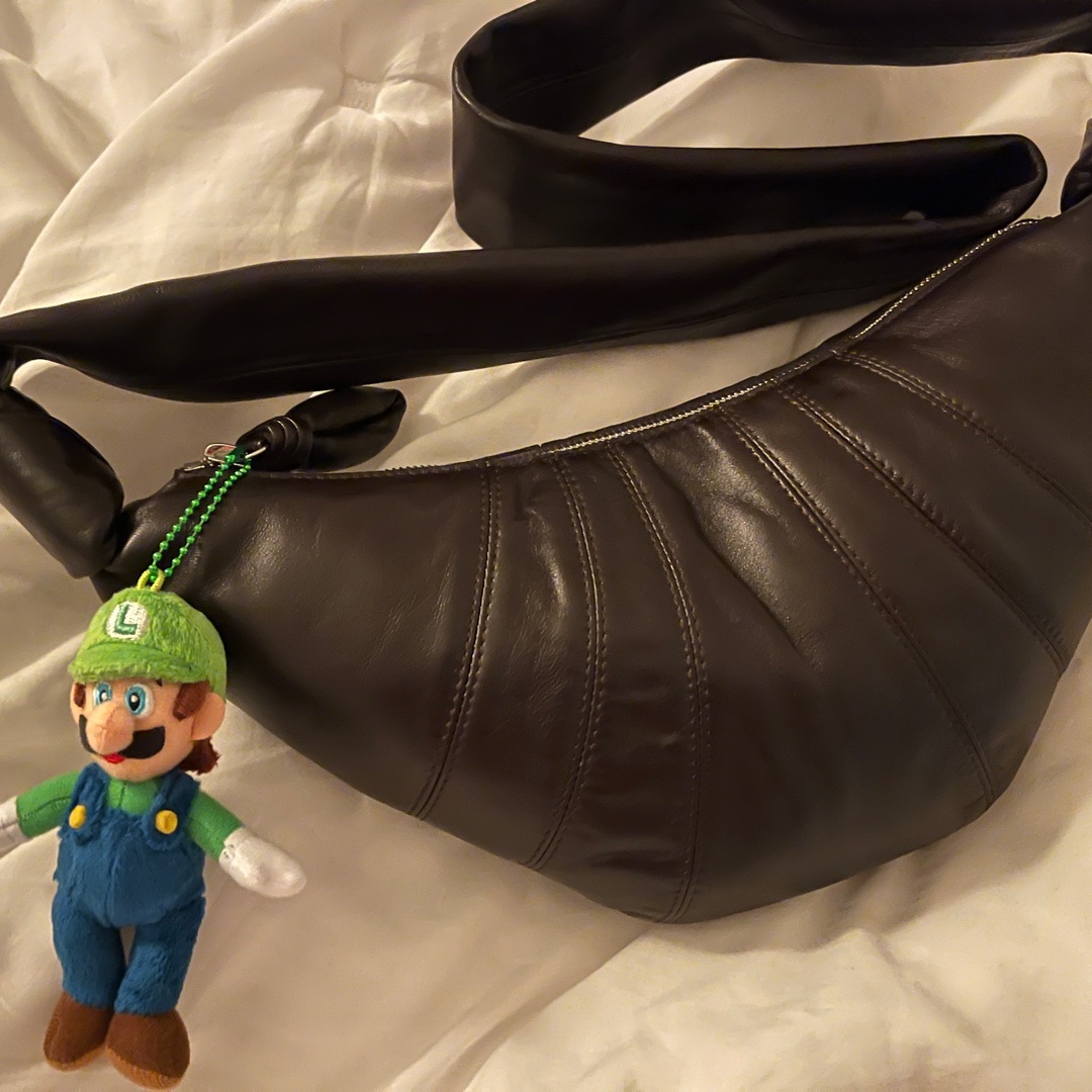 Lemaire Small Croissant Bag Soft Nappa Leather Dark Chocolate 착용 스타일