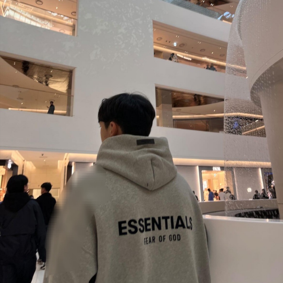Essentials The Core Collection Hoodie Dark Oatmeal 착용 스타일