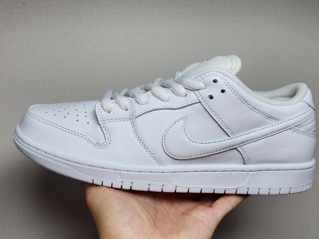 Nike SB Dunk Low Pro Triple White 착용 스타일