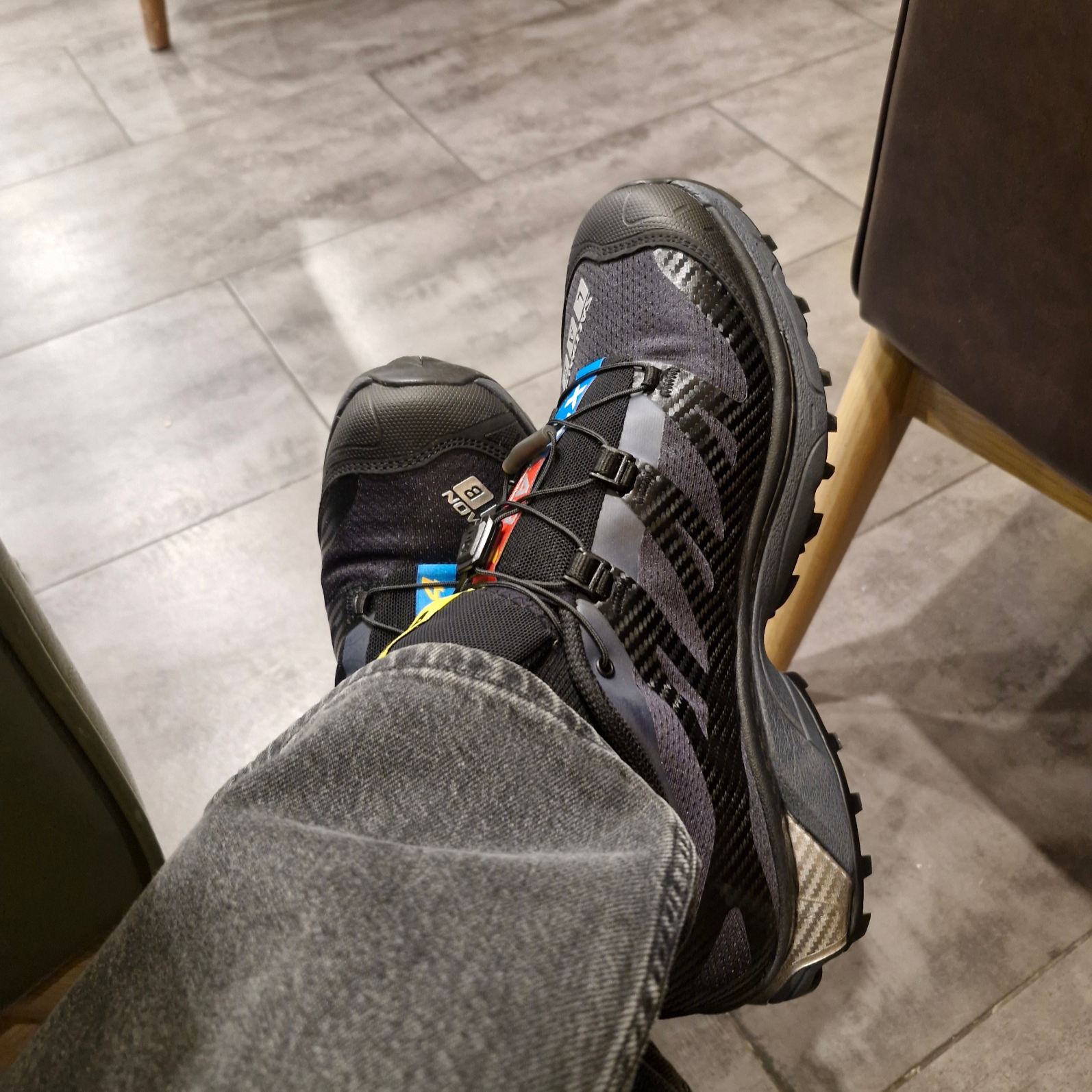 Salomon XT-4 Black Silver Metallic 착용 스타일