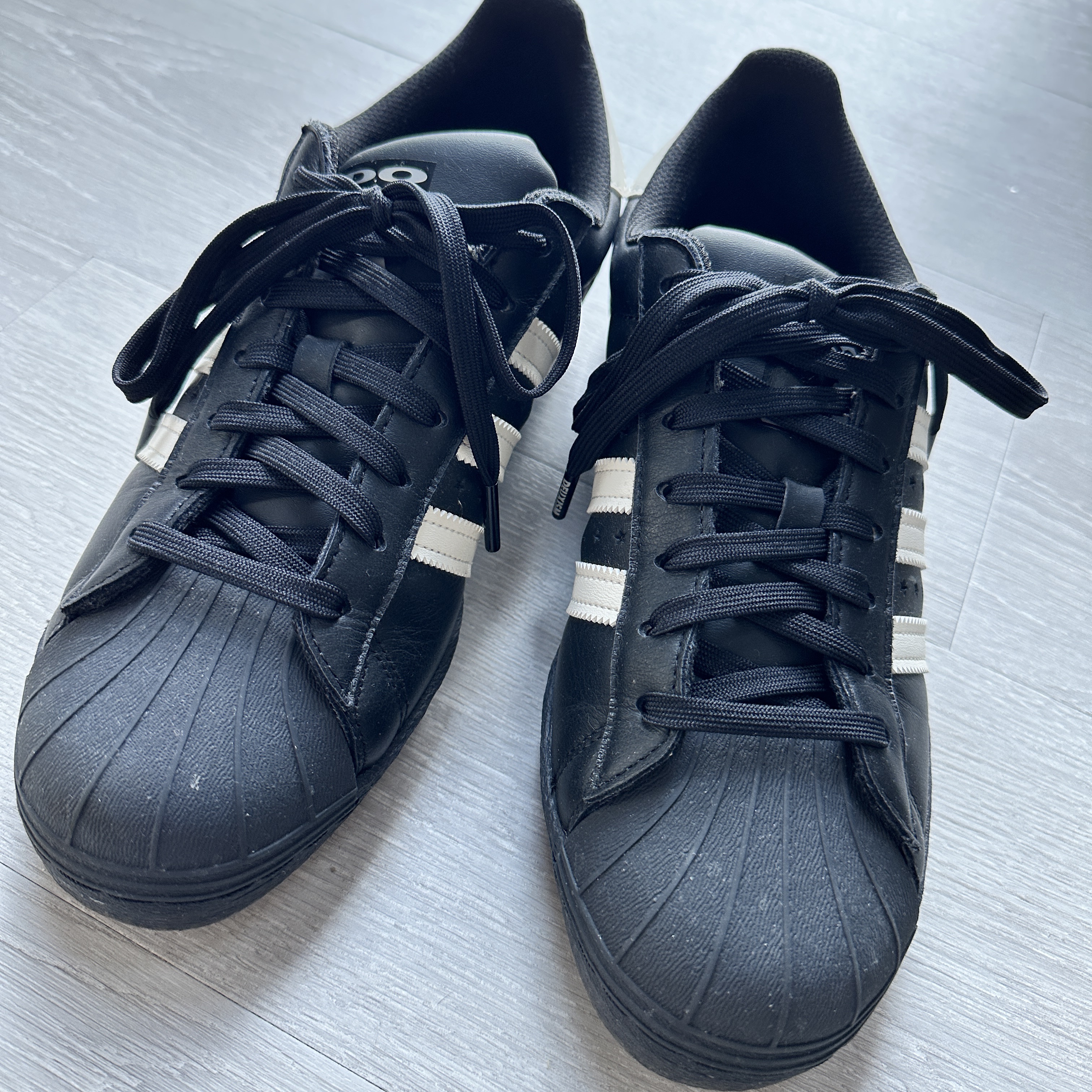 Adidas x Deux Superstar 80s Core Black Off White 착용 스타일