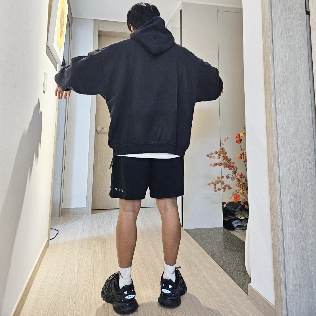 Balenciaga Track Sneakers Triple Black, Balenciaga 3B Stencil Hoodie Medium Fit Black 착용 스타일 - 2