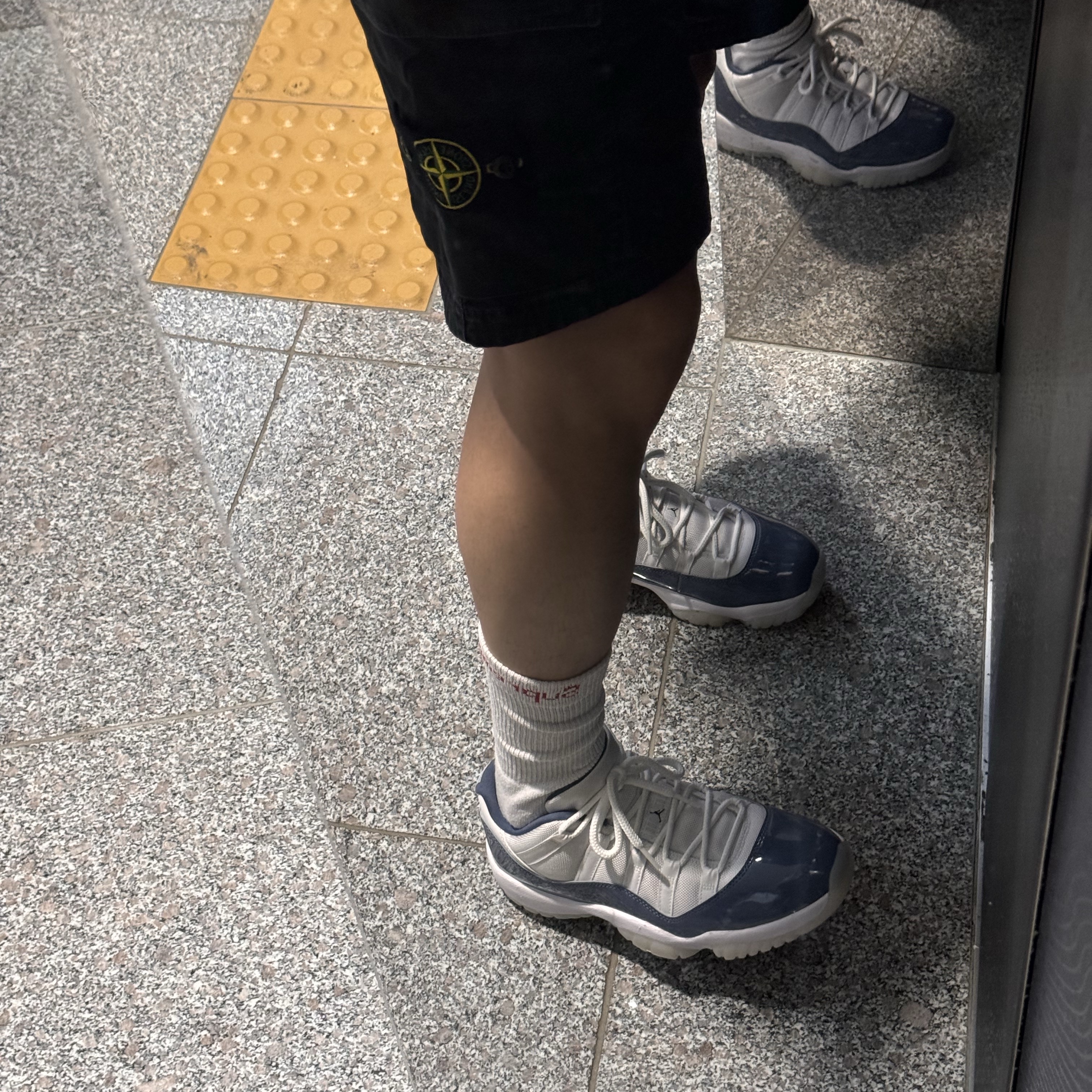 Jordan 11 Retro Low Diffused Blue, Supreme Hanes Crew Socks White (4 Pack) 착용 스타일 - 2