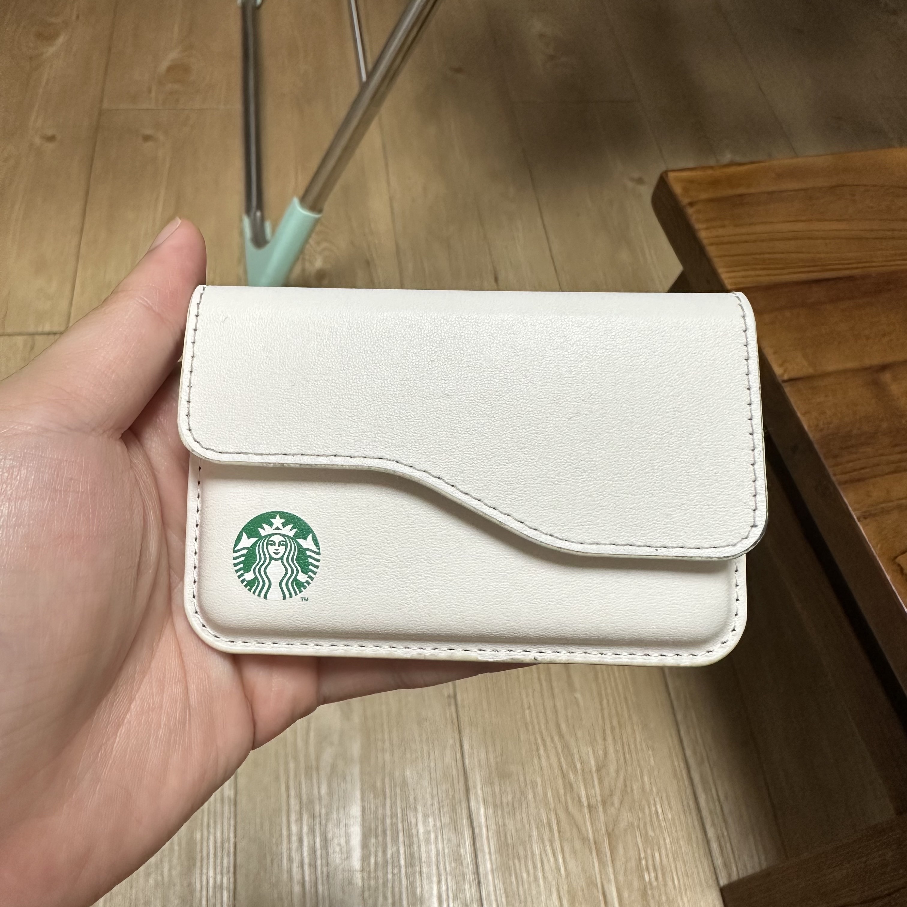 Starbucks Magsafe Magnetic Card Wallet Ivory 착용 스타일