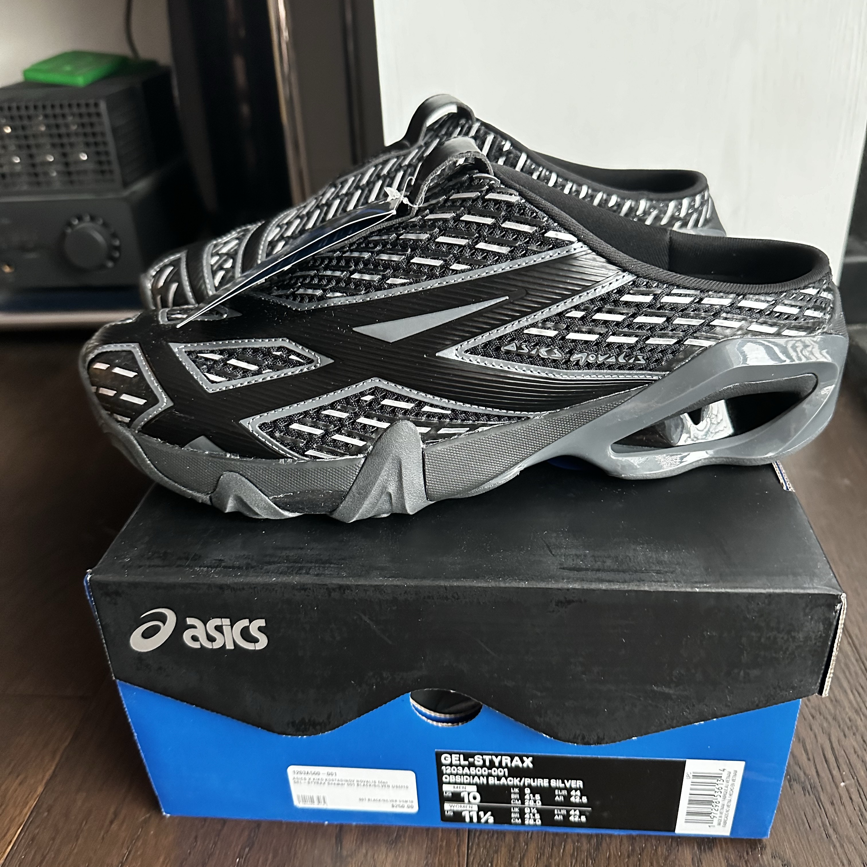 Asics x Kiko Kostadinov Novalis Gel-Styrax Black Silver, Asics x Kiko Kostadinov Novalis Gel-Styrax Blue Pure Silver 착용 스타일