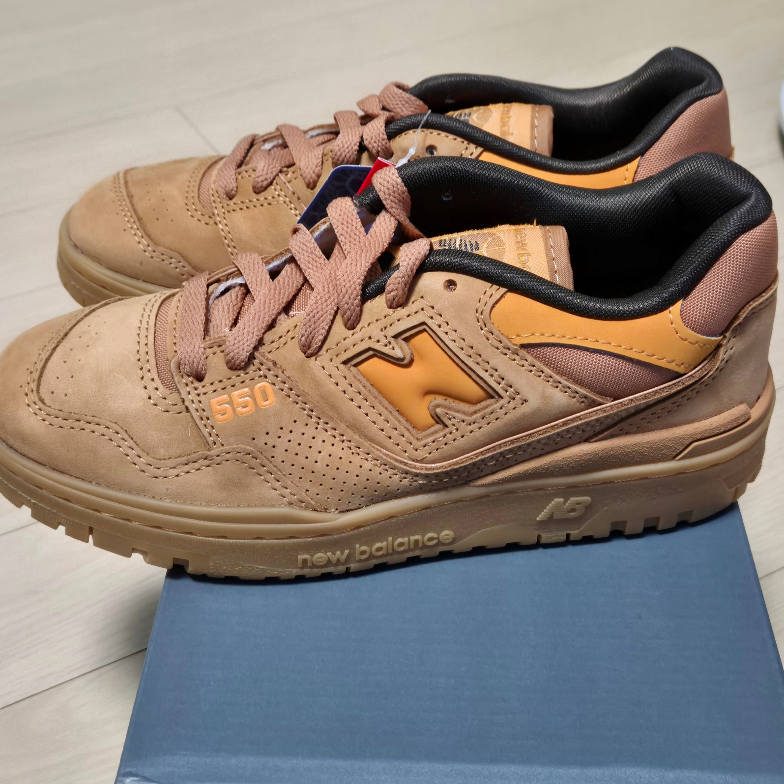 New Balance 550 Brown - 2E Wide 착용 스타일 - 2