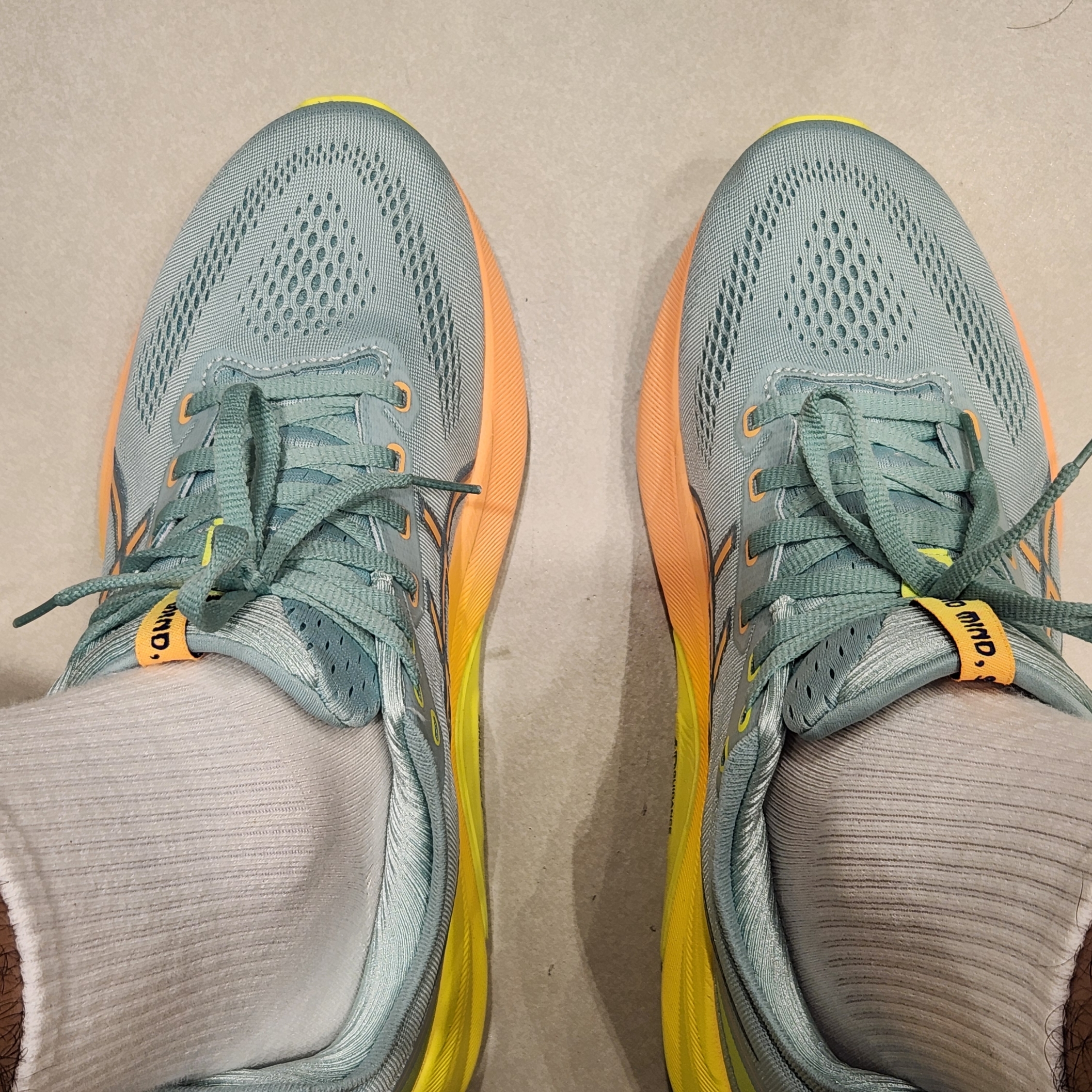 Asics Gel-Kayano 31 Paris Light Celadon Safety Yellow 착용 스타일