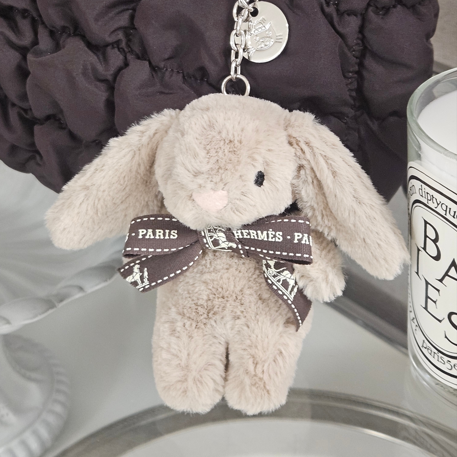 COS Quilted Micro Bag Dark Brown, Jellycat Bashful Bunny Bag Charm Beige 착용 스타일 - 2