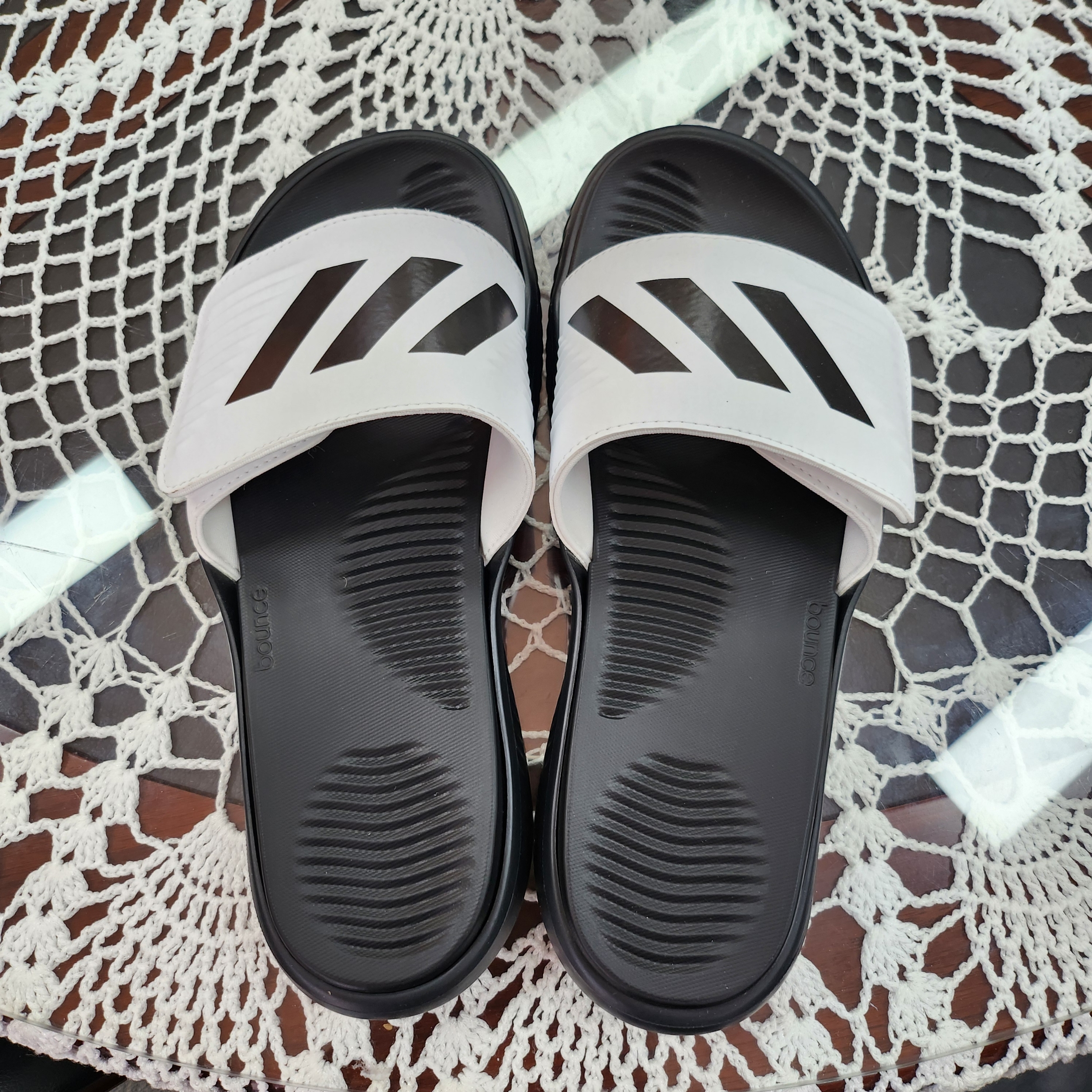 Adidas Alphabounce Slide White Core Black 착용 스타일
