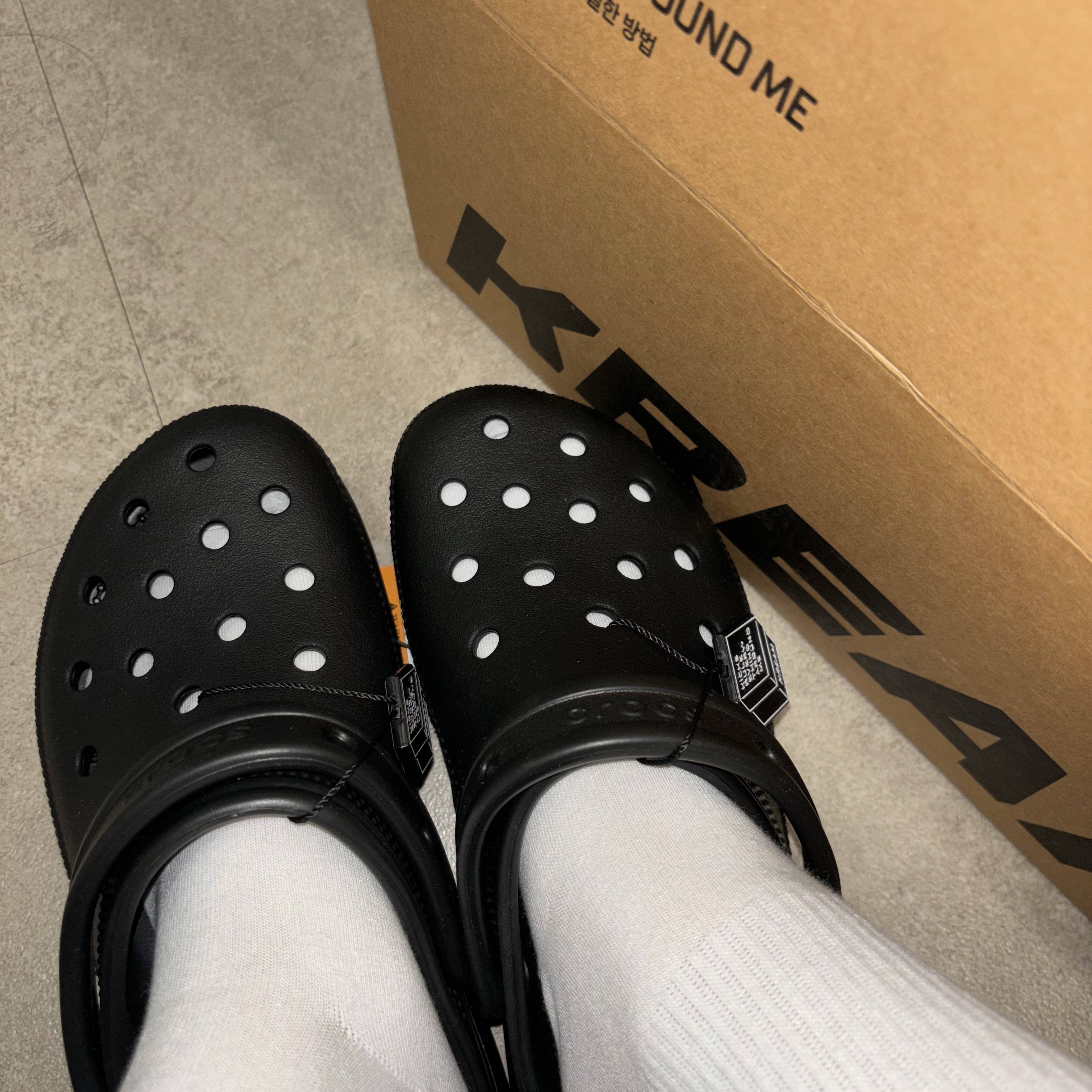 (W) Crocs Classic Platform Clog Black 착용 스타일 - 2
