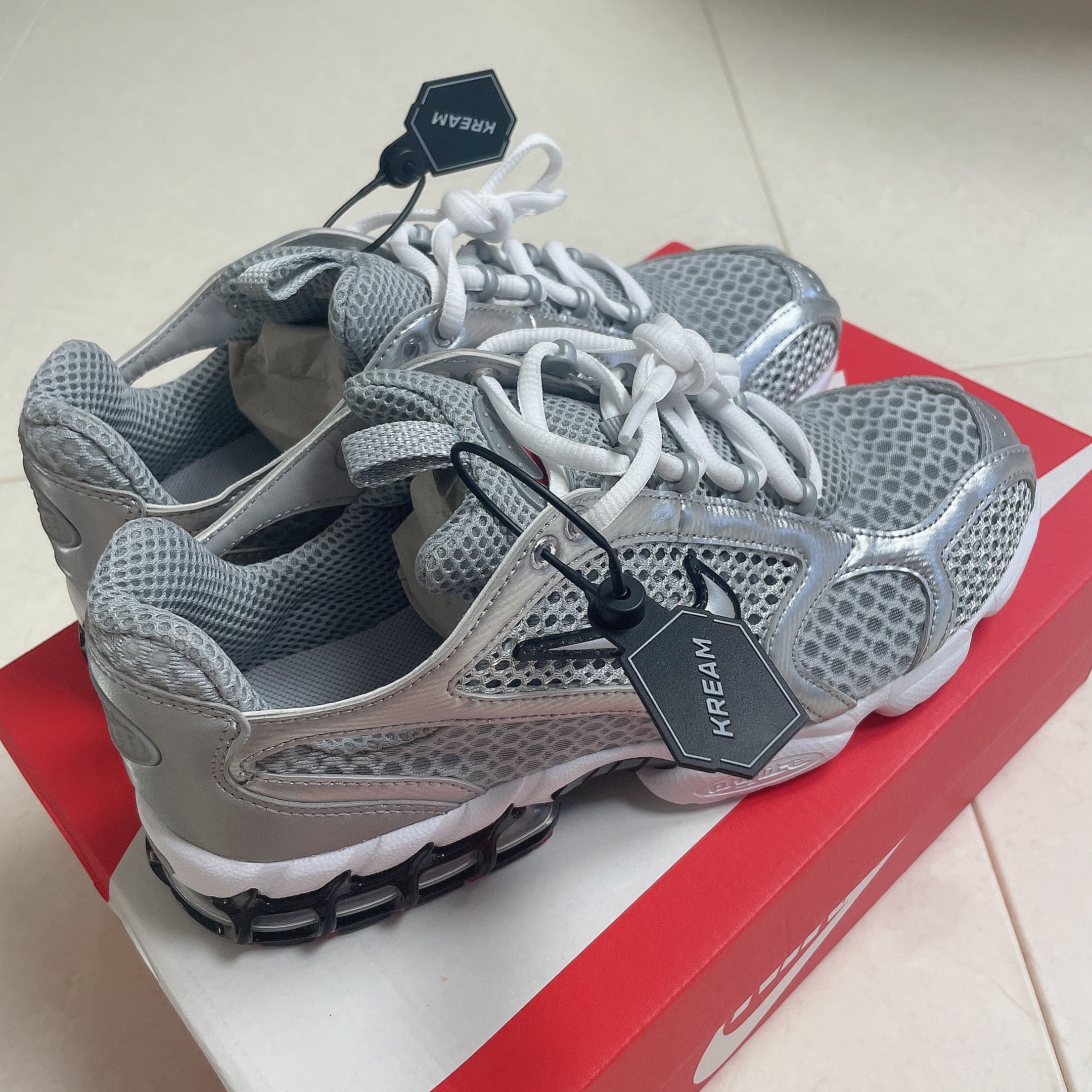 Nike Air Zoom Spiridon Cage 2 Metallic Silver 착용 스타일 - 3
