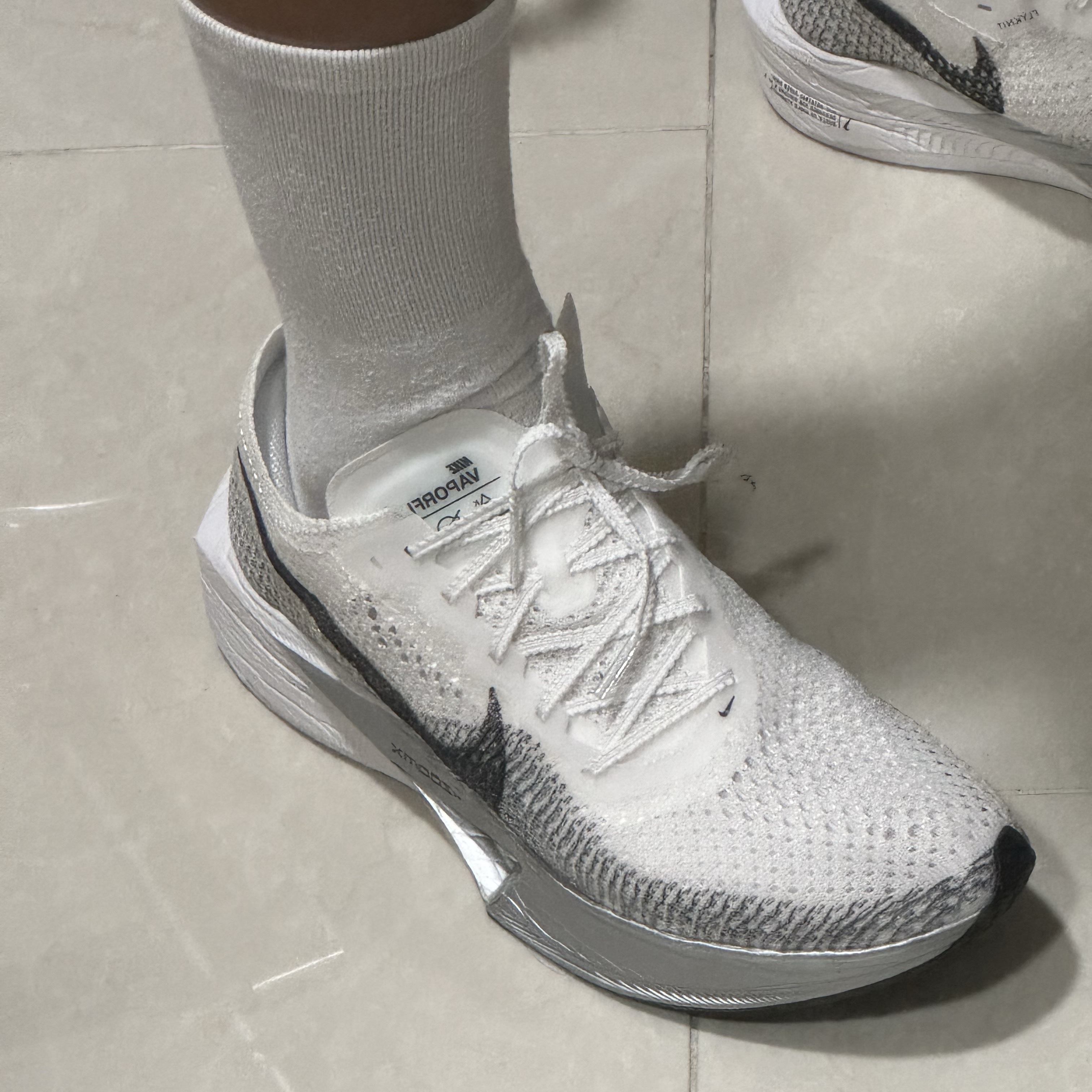 Nike ZoomX Vaporfly Next% 3 White Grey 착용 스타일 - 2