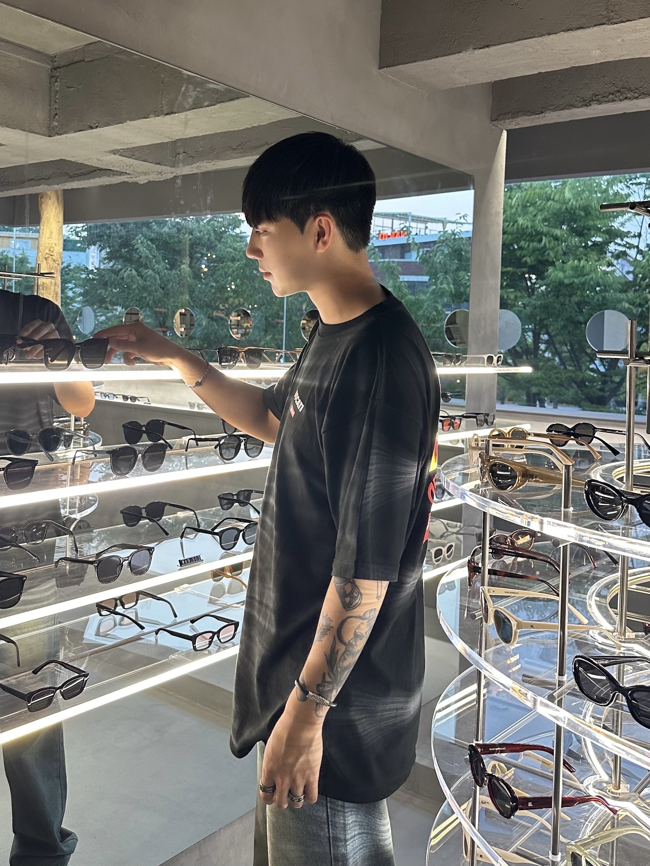 Maison Mihara Yasuhiro Blakey OG Sole Canvas Low-top Sneakers White, Supreme x Ducati Logos T-Shirt Black - 24SS 착용 스타일 - 3