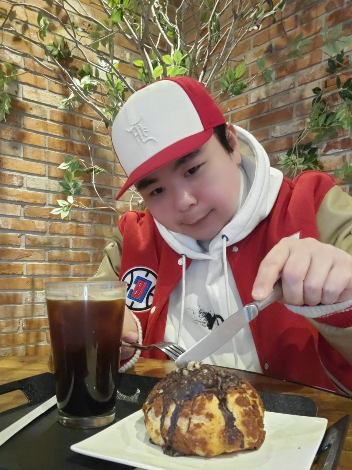 Essentials x New Era 59FIFTY Fitted Cap Scarlet 착용 스타일
