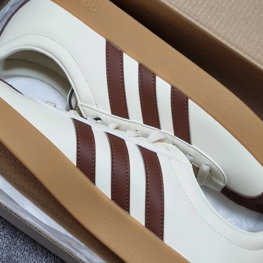 Adidas VL Court 2.0 Cream Brown 착용 스타일 - 2