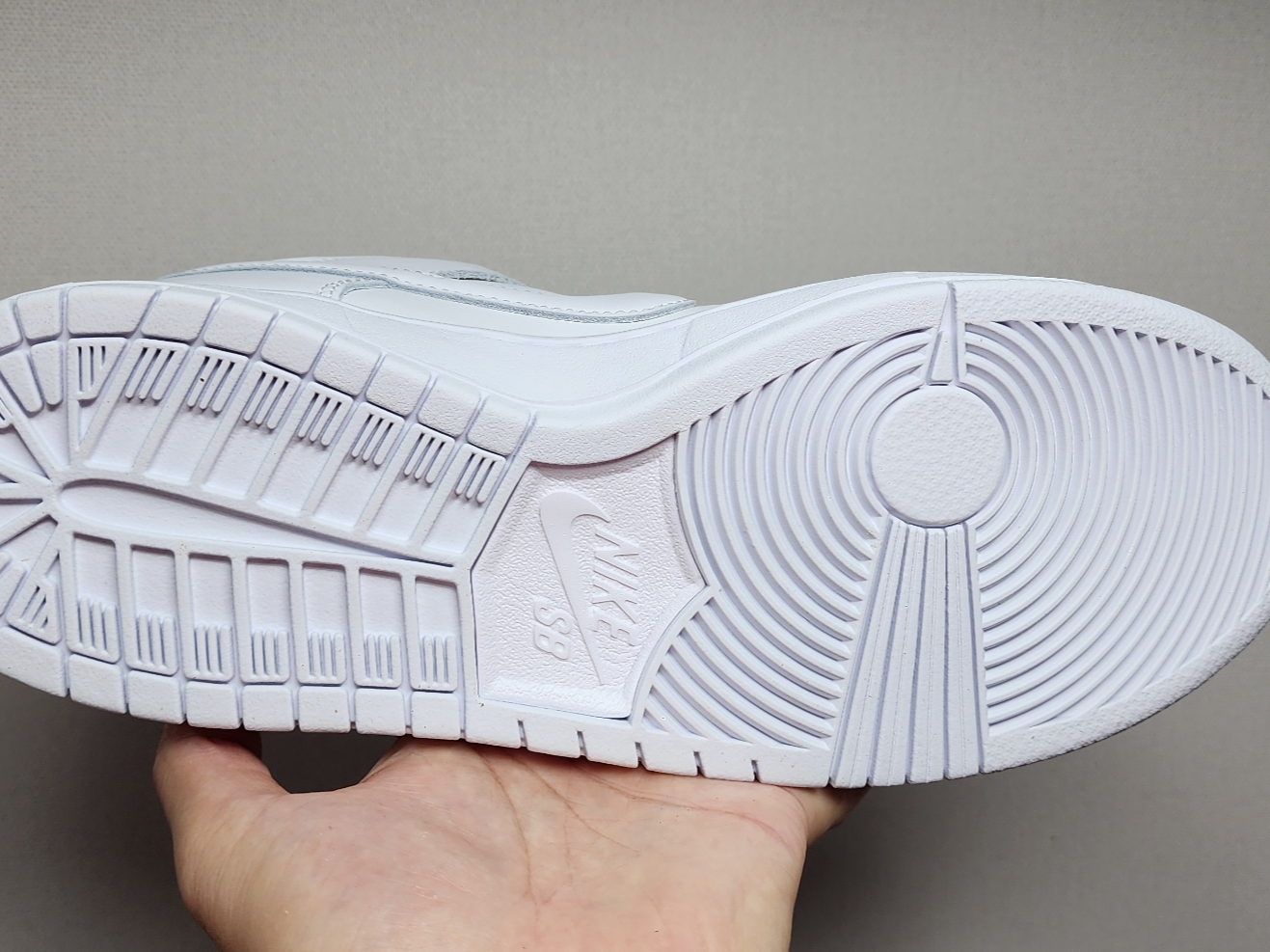 Nike SB Dunk Low Pro Triple White 착용 스타일