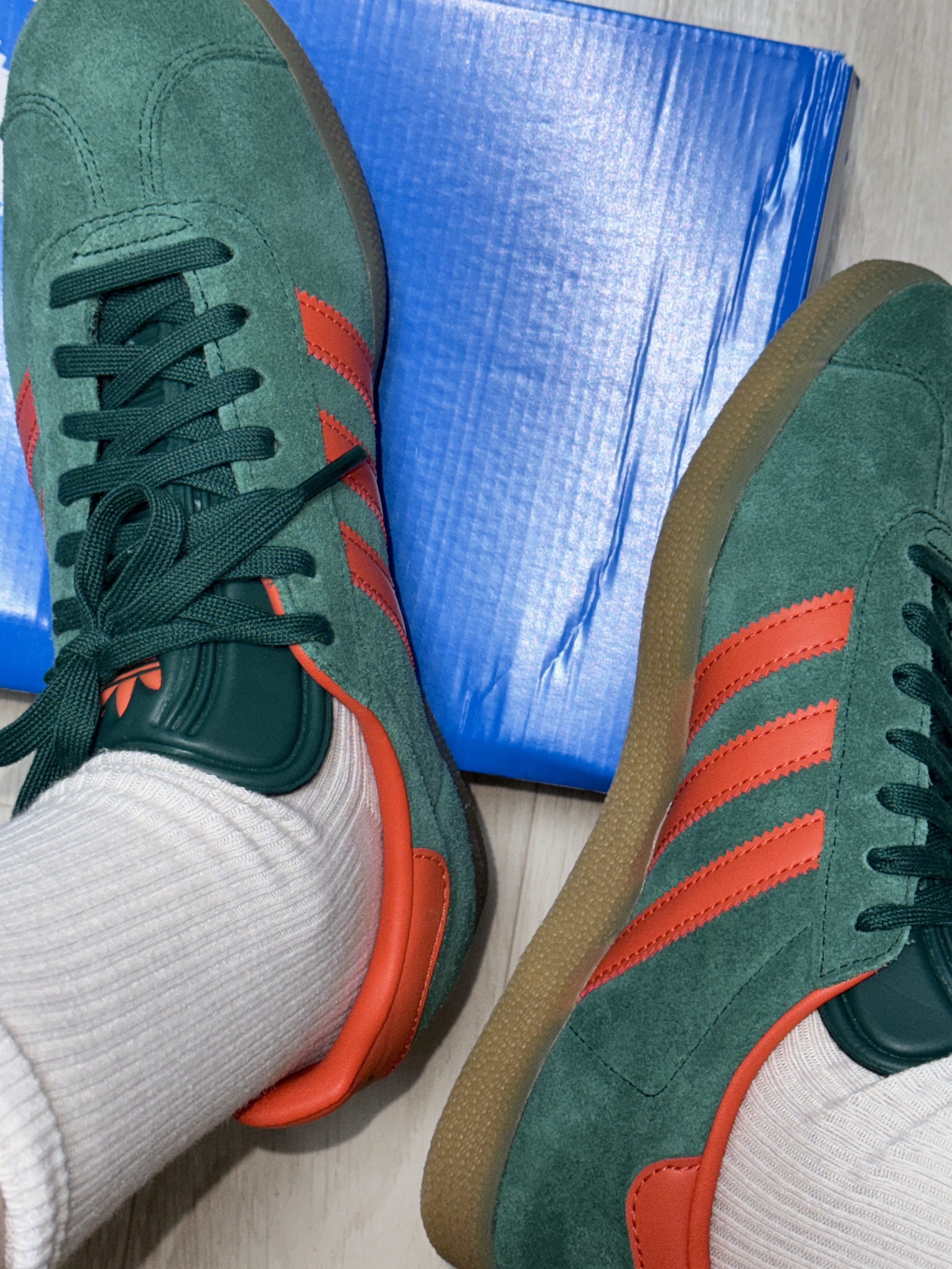 Adidas Gazelle Collegiate Green Preloved Red 착용 스타일 - 2