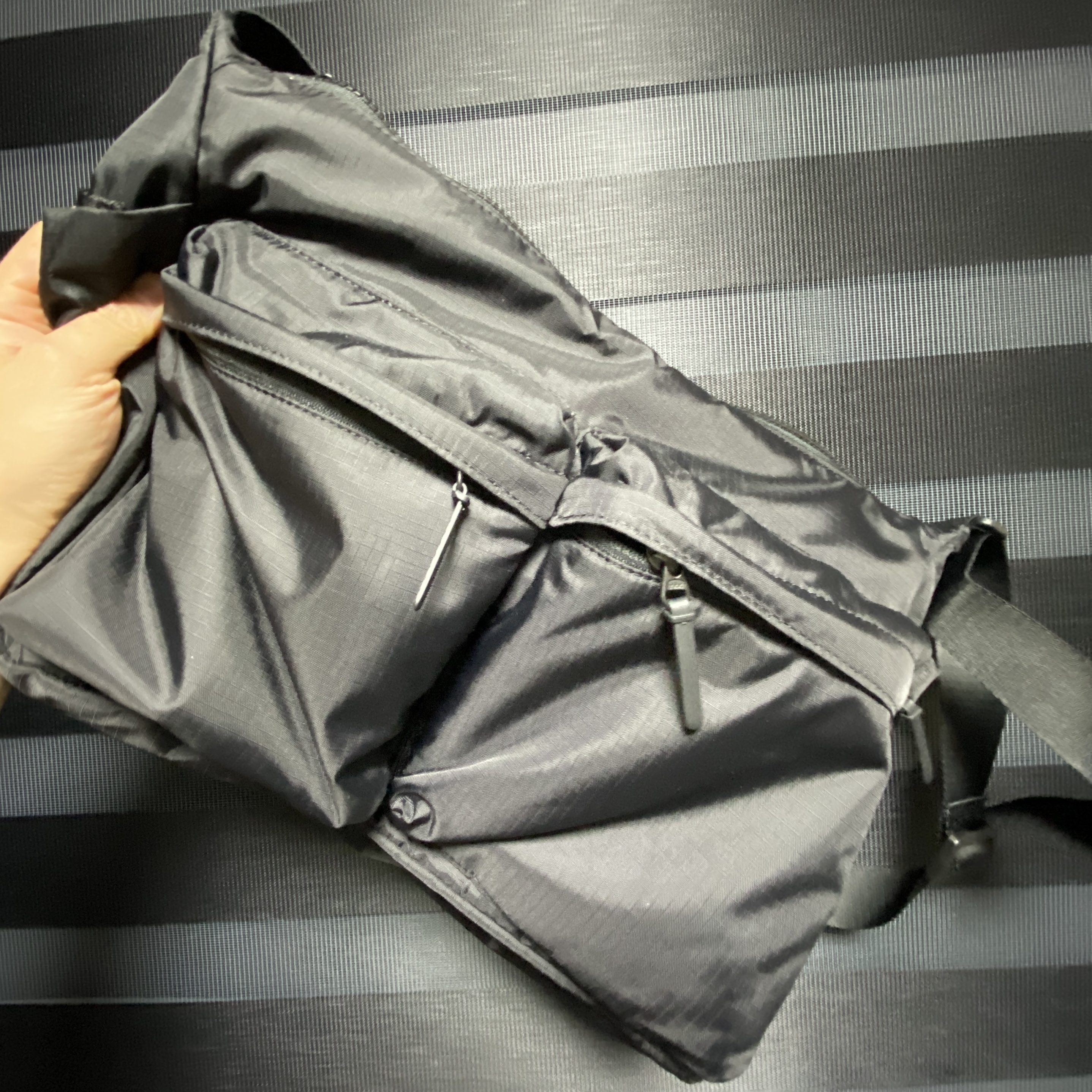 Uniqlo Multi Pocket Shoulder Bag Black 착용 스타일