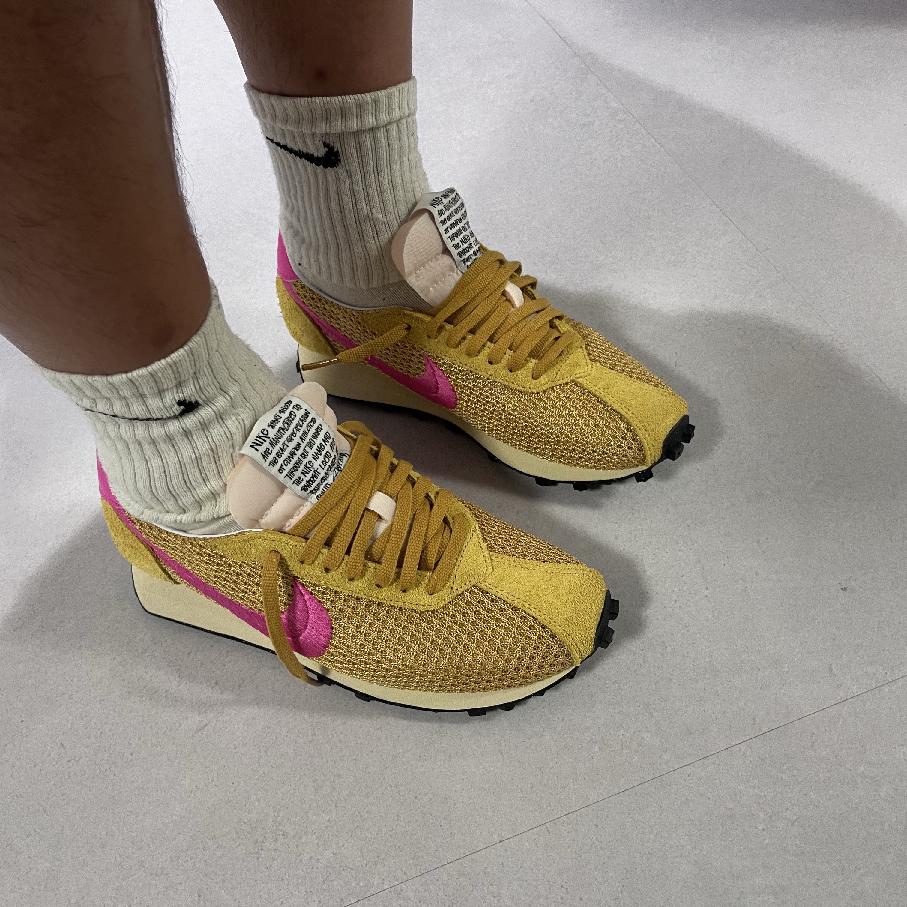 Nike x Stussy LD-1000 SP Sanded Gold and Laser Fuchsia 착용 스타일 - 1