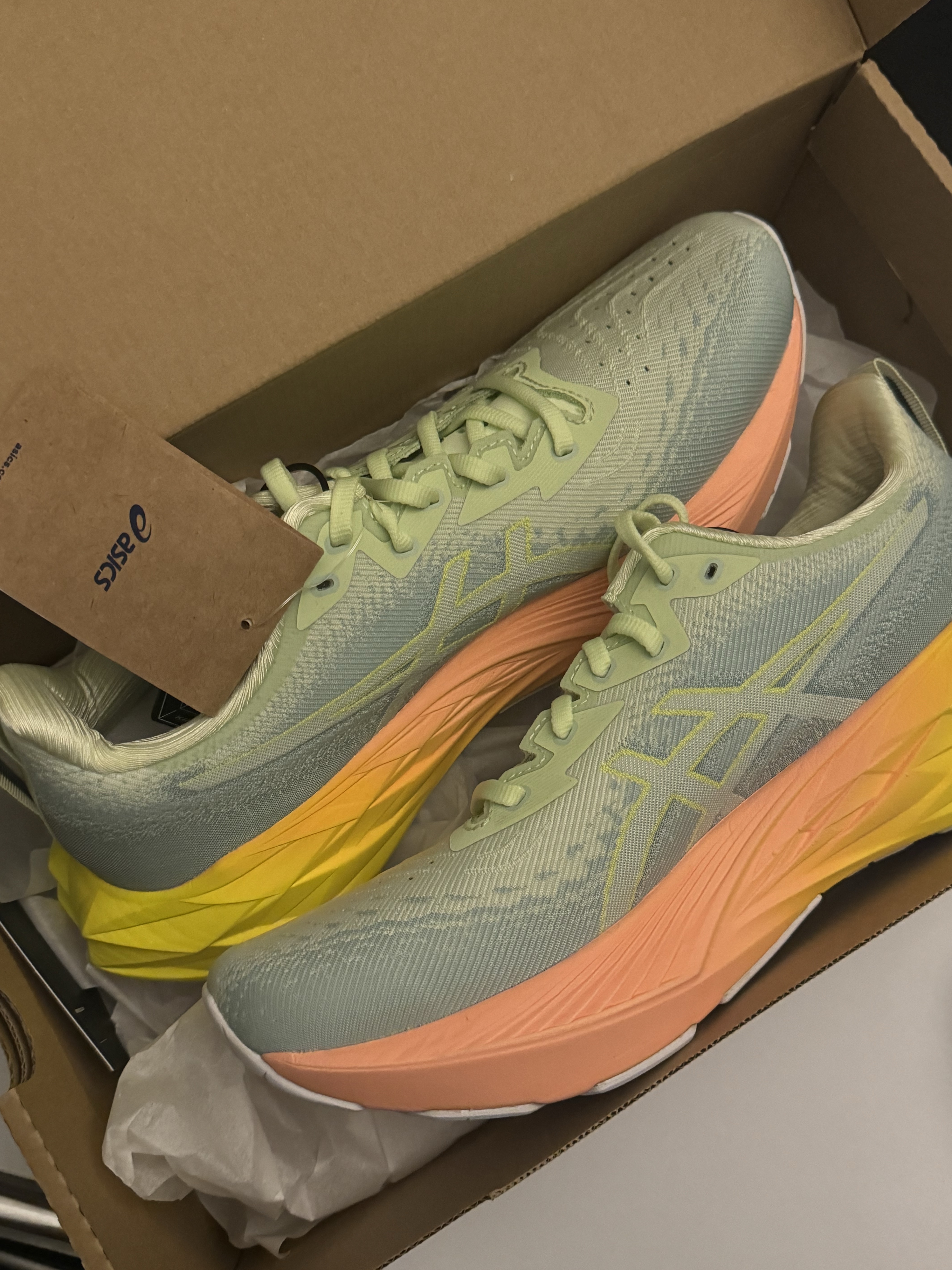Asics Novablast 4 Cool Matcha Safety Yellow 착용 스타일 - 2