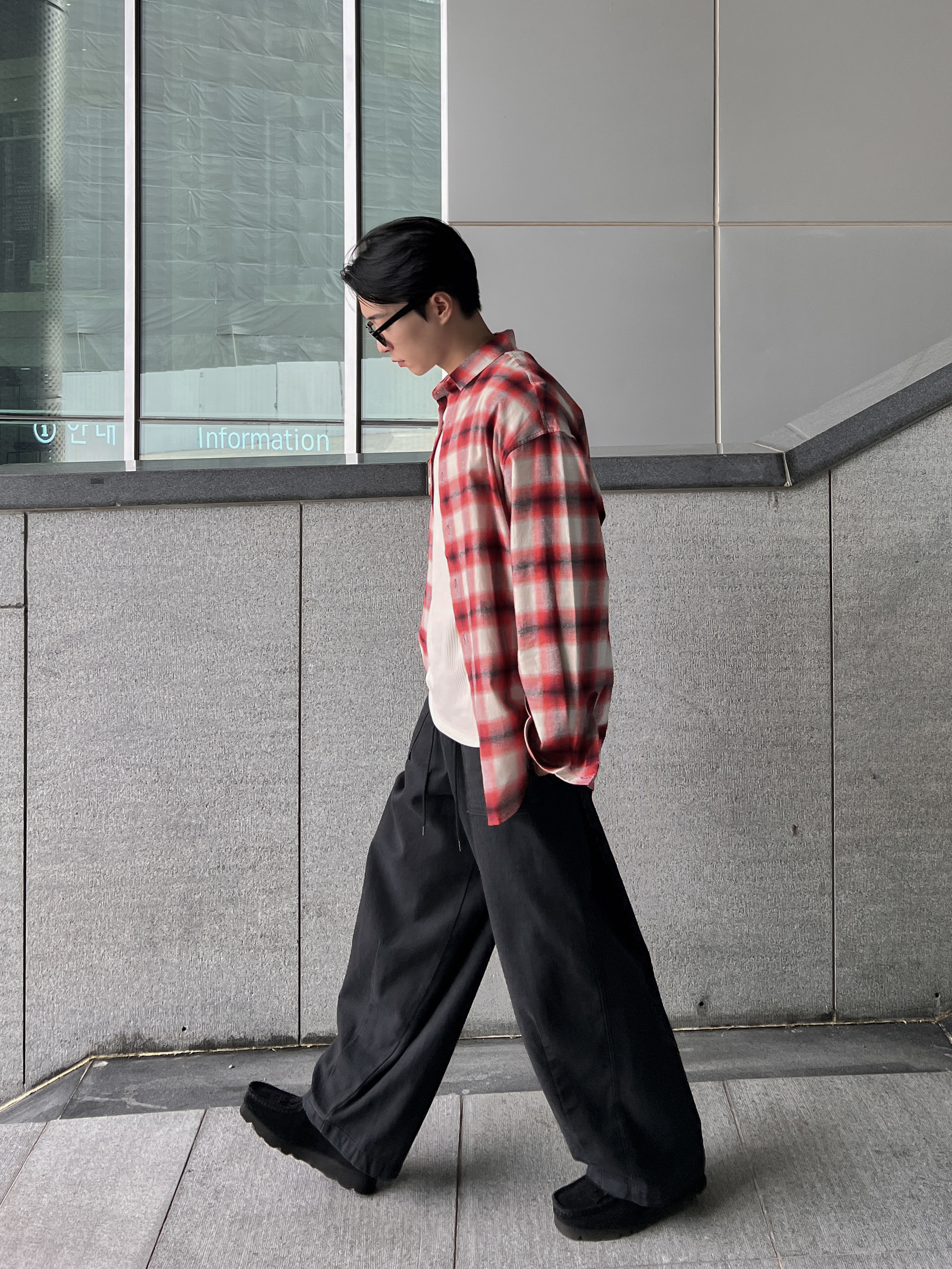 Clarks Wallabee Black Suede, Clarks Wallabee Gore-Tex Black Suede 착용 스타일 - 3