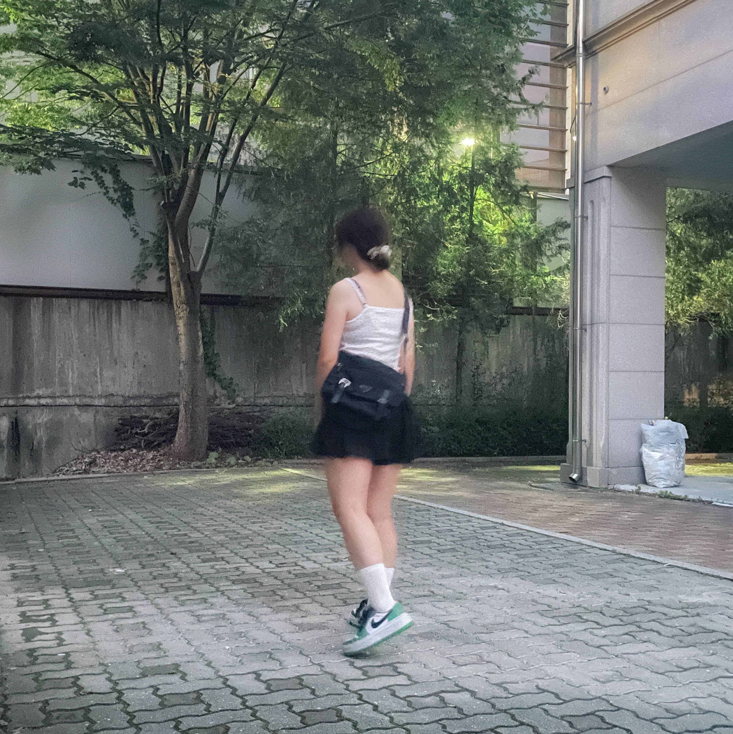 (W) Jordan 1 Elevate Low SE Lucky Green, Prada Tessuto Nylon Massenger Bag Black 착용 스타일 - 1