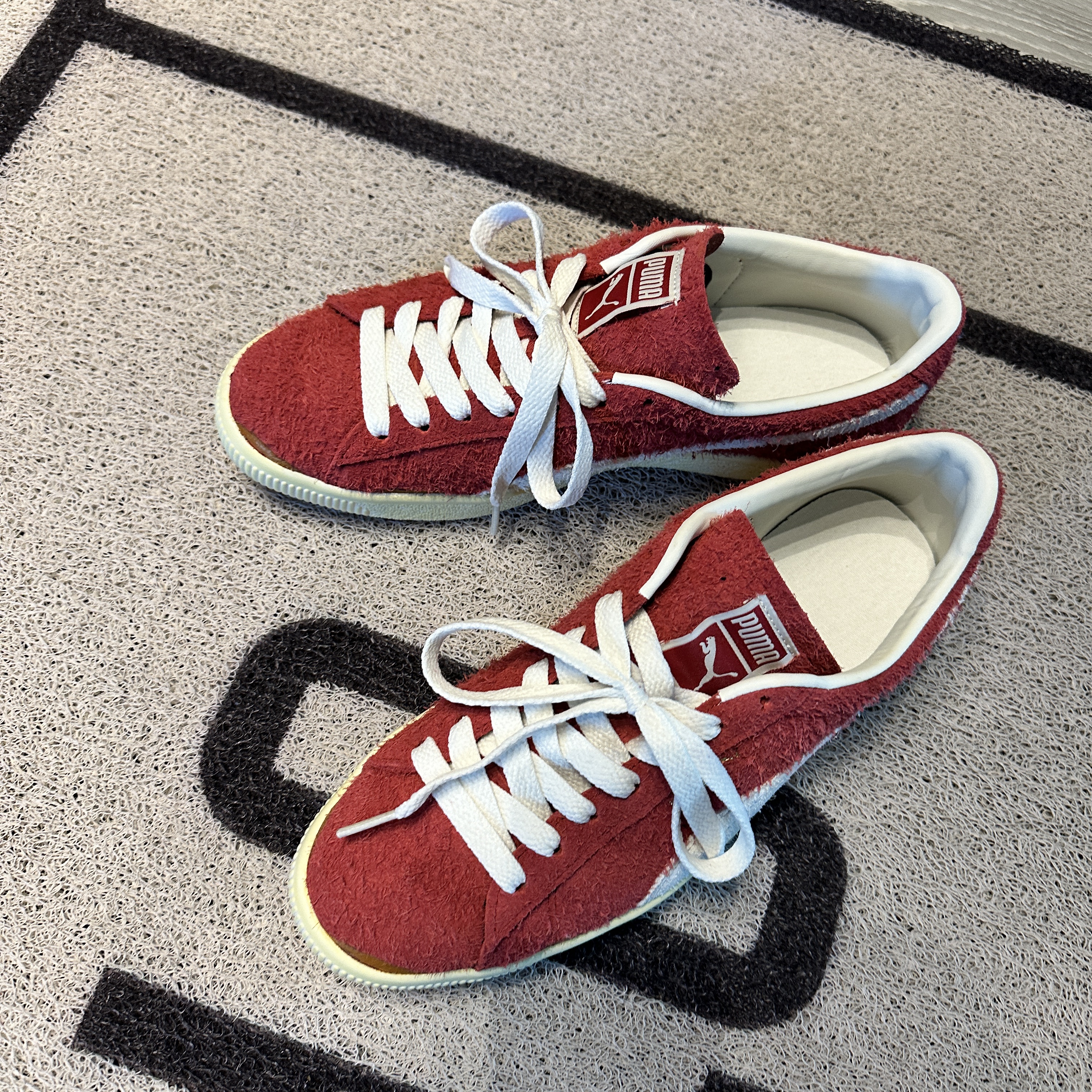 Puma Suede VTG Neverworn III Warm White Club Red 착용 스타일