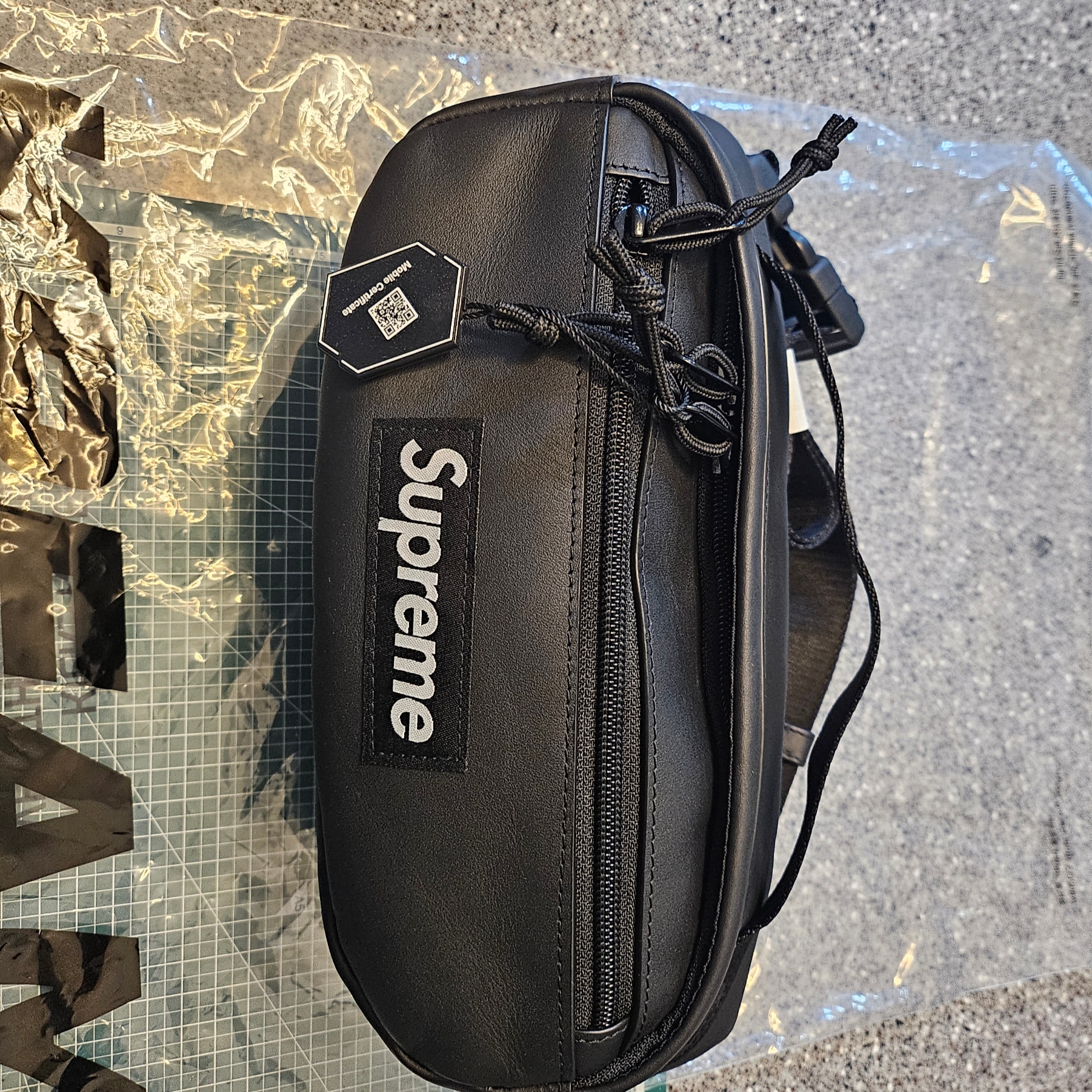 Supreme Leather Waist Bag Black - 23FW 착용 스타일