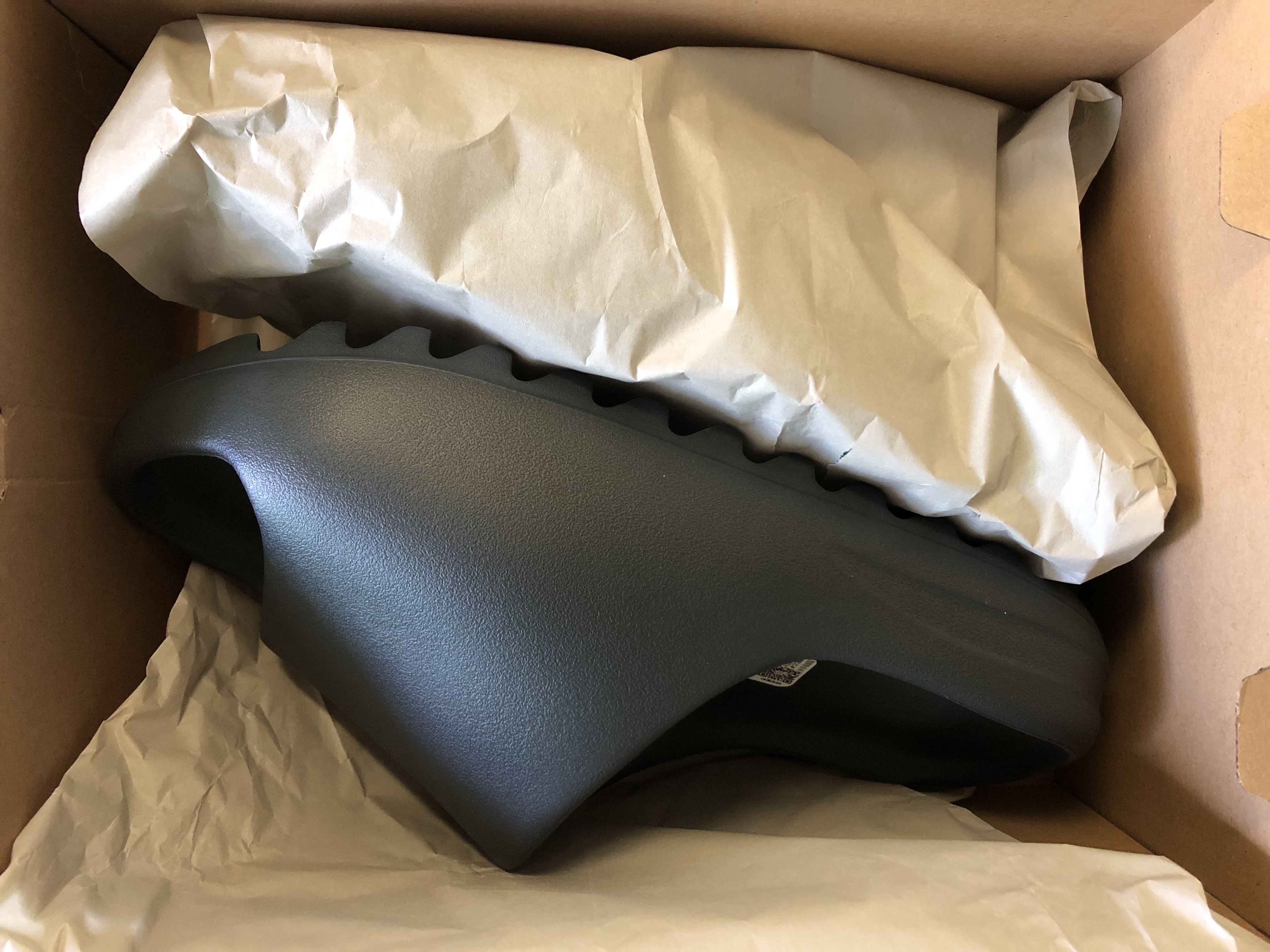 Adidas Yeezy Slide Dark Onyx 2024 착용 스타일