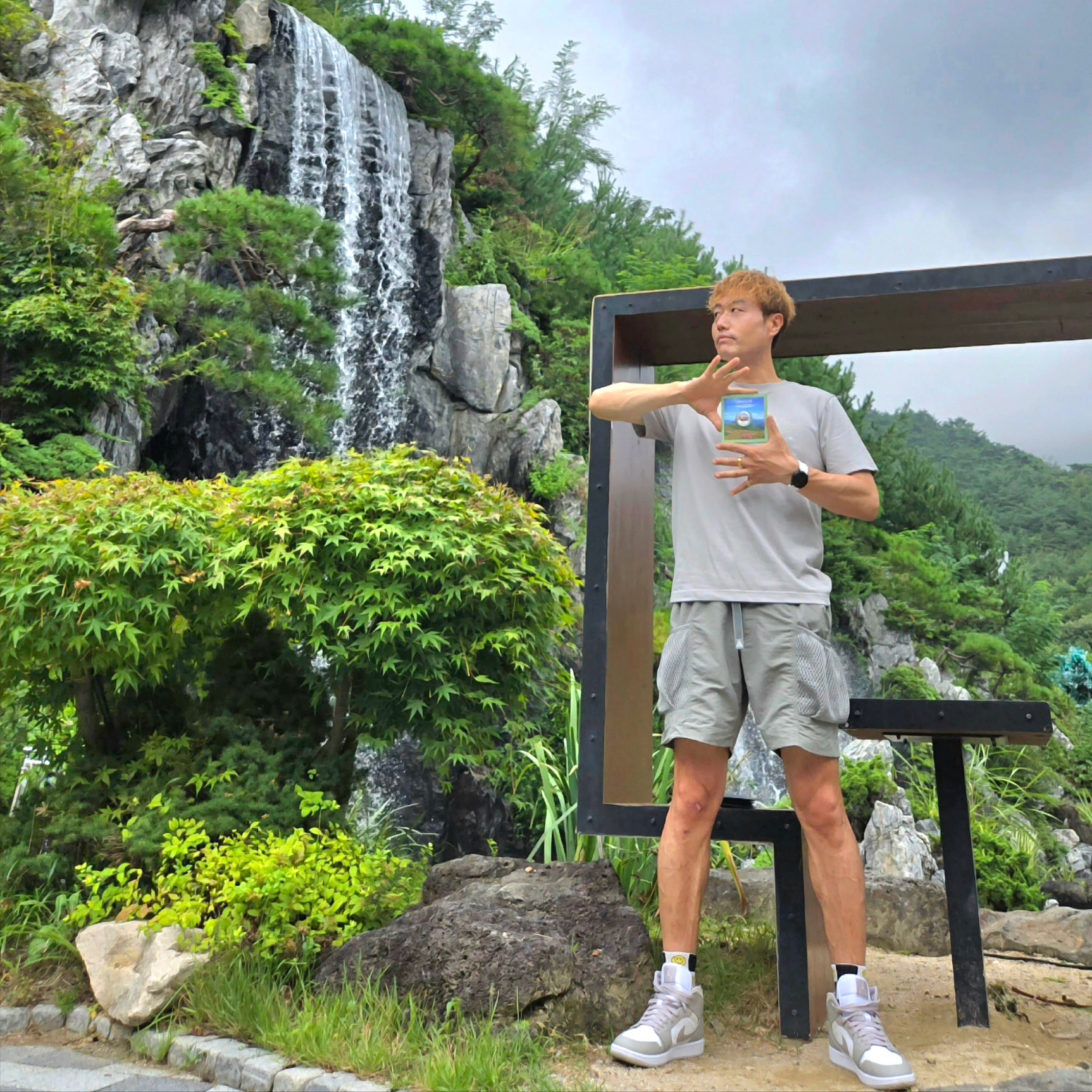 Jordan 1 Mid College Grey, Nike ACG Snowgrass Cargo Shorts Dark Stucco Summit White - Asia 착용 스타일