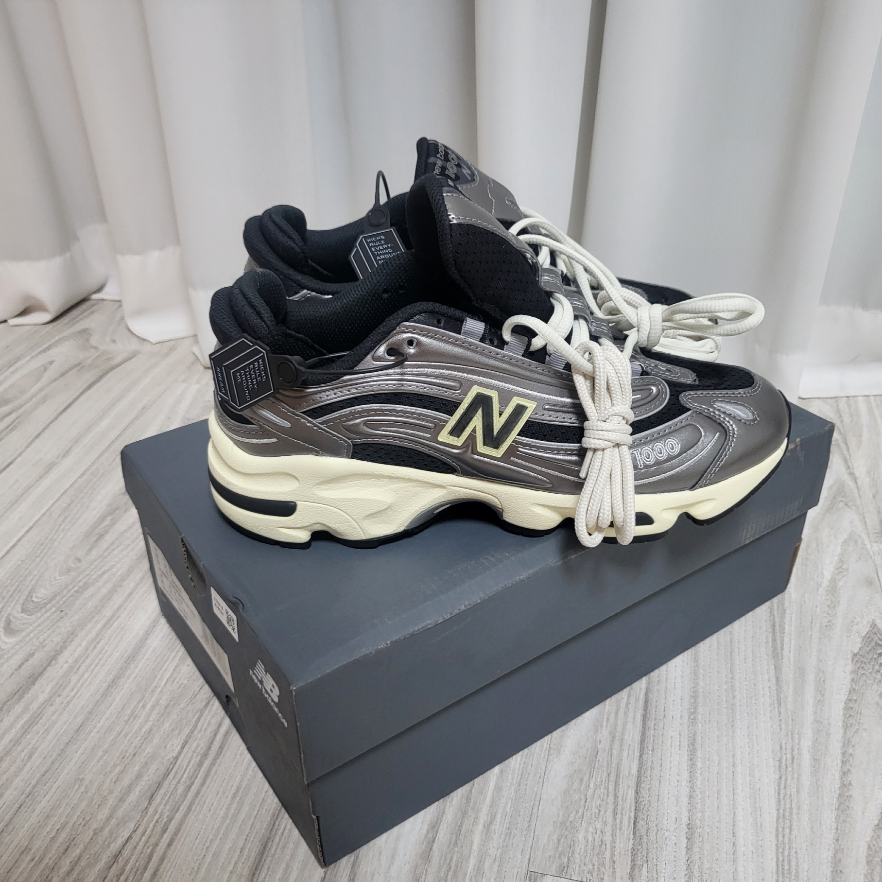 New Balance 1000 Silver Metallic Black 착용 스타일