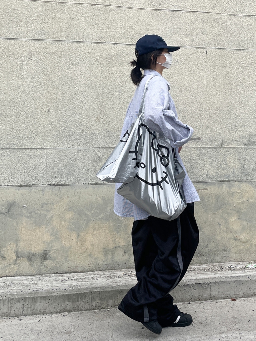 Open Yy x Hello Kitty Shopper Tote Bag Silver, Adidas Superstar Core Black White 착용 스타일 - 1