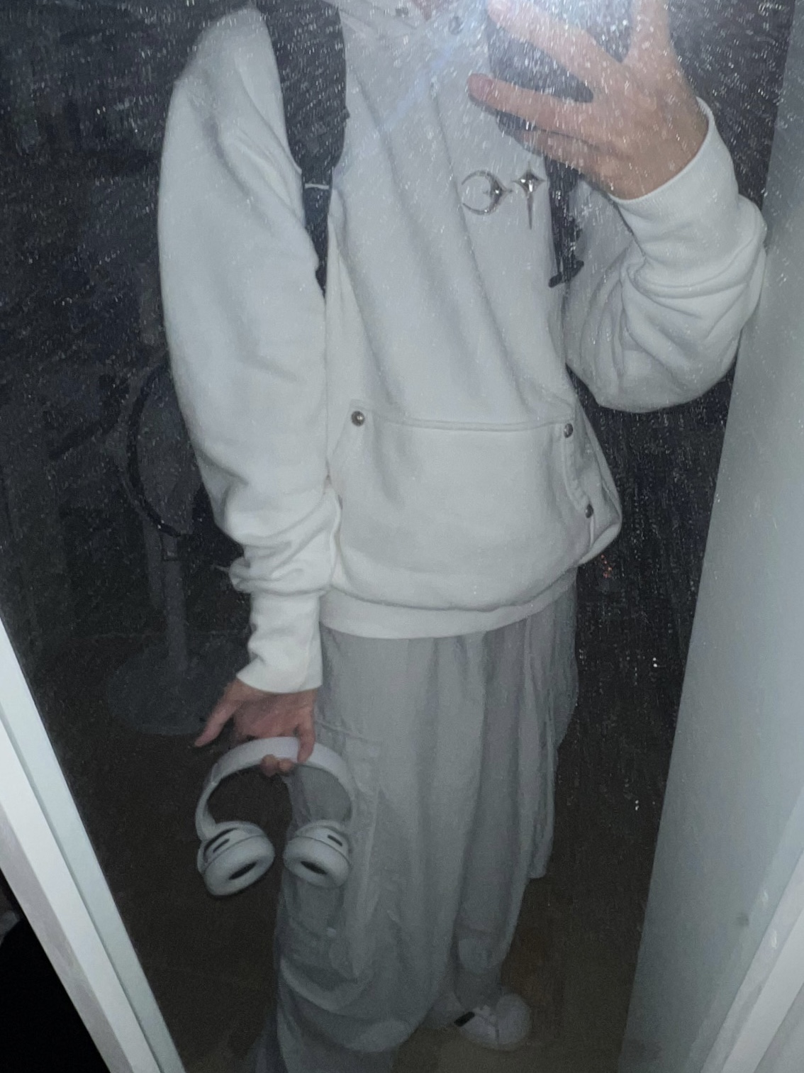 Thug Club Armor Hoodie White, Sony WH-CH520 White (Sony Korea Ver.) 착용 스타일