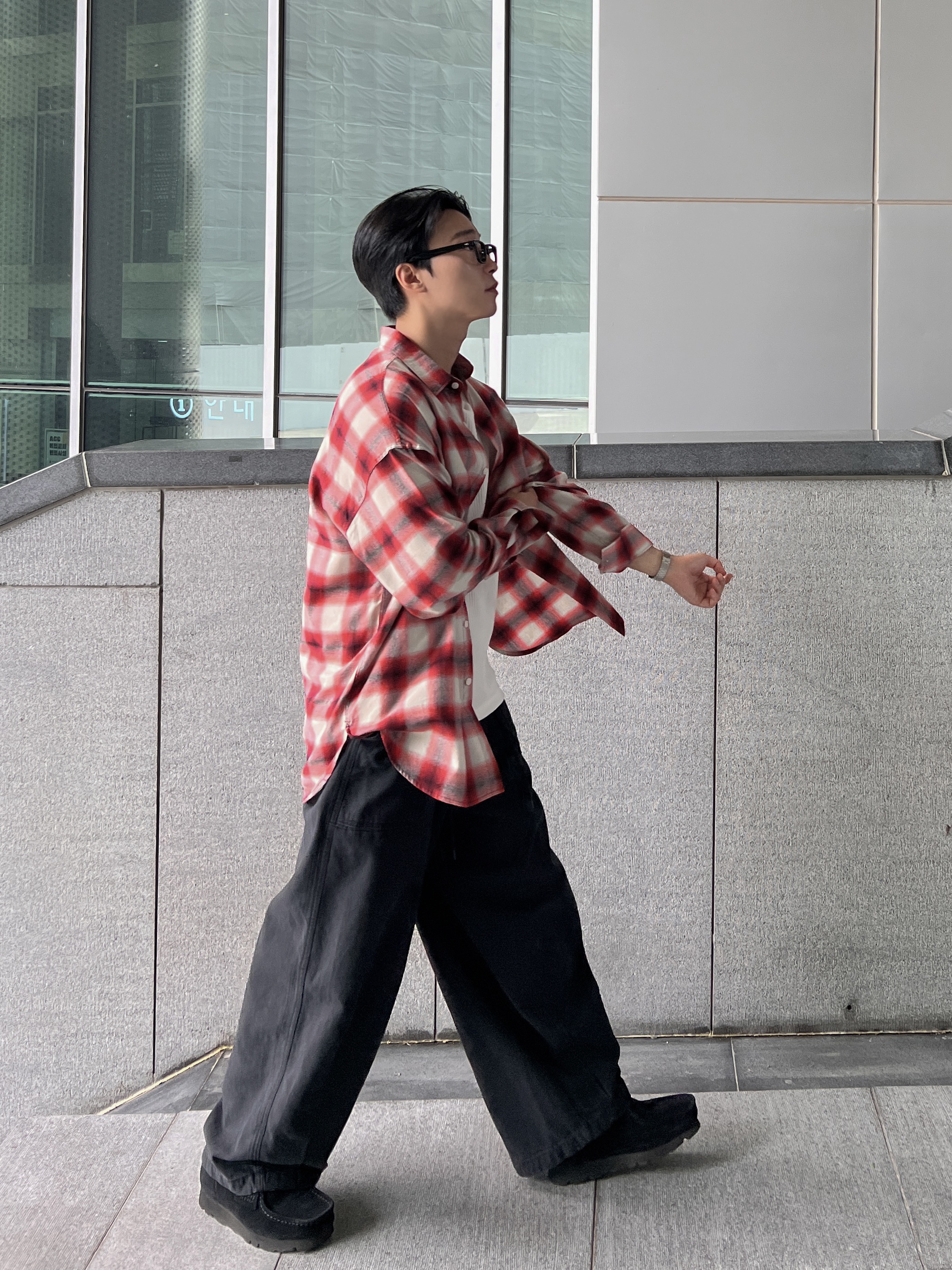 Clarks Wallabee Black Suede, Clarks Wallabee Gore-Tex Black Suede 착용 스타일 - 4