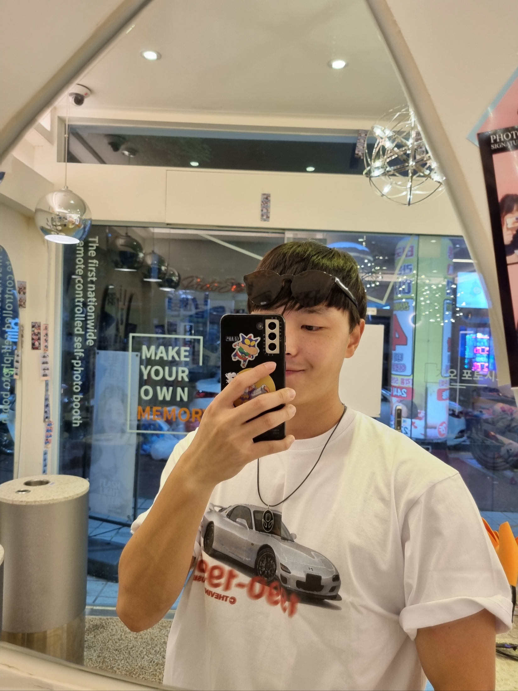 Thevinylhouse Old Car T-Shirt White 착용 스타일 - 2
