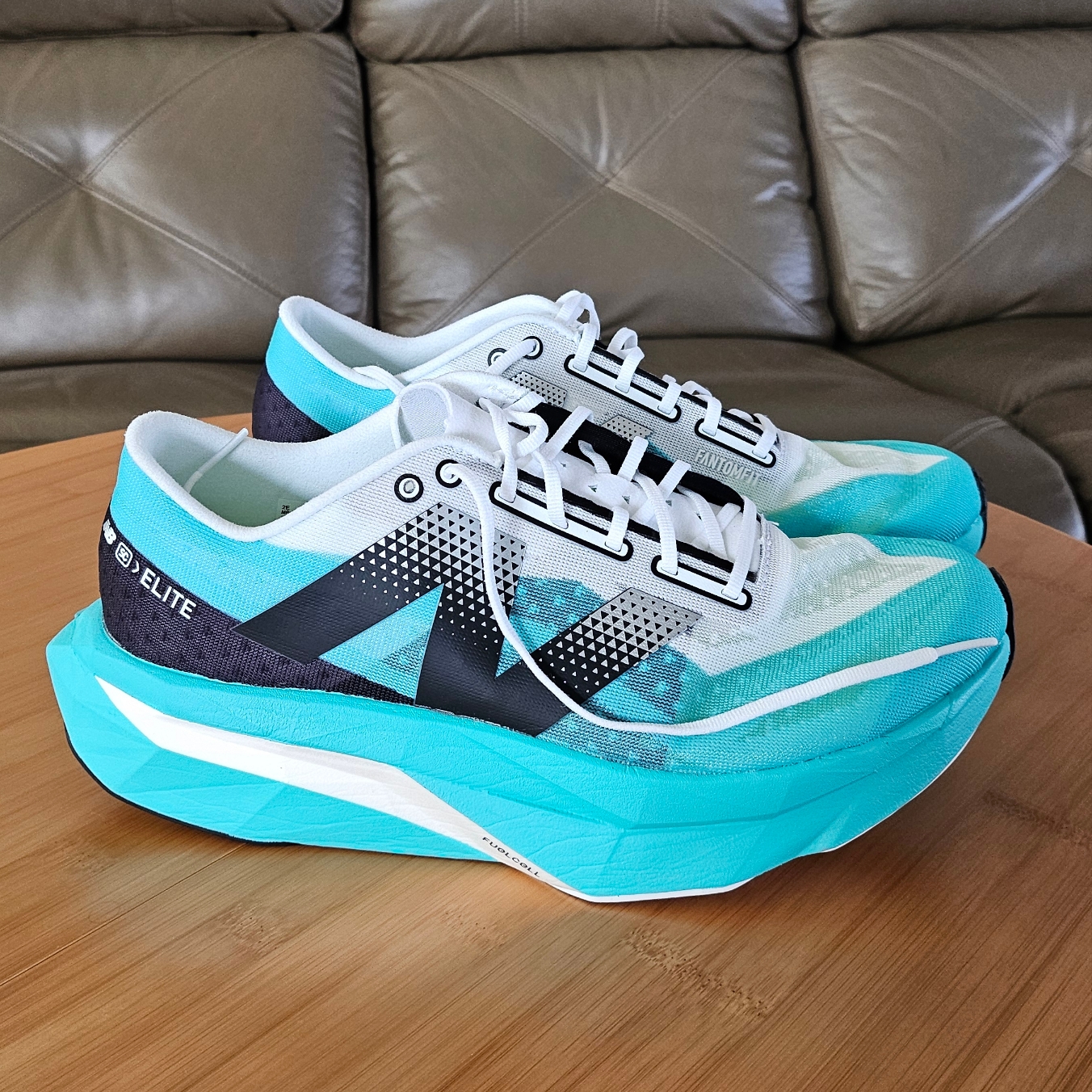 New Balance Fuelcell Supercomp Elite v4 Cyber Jade White - 2E Wide 착용 스타일 - 1