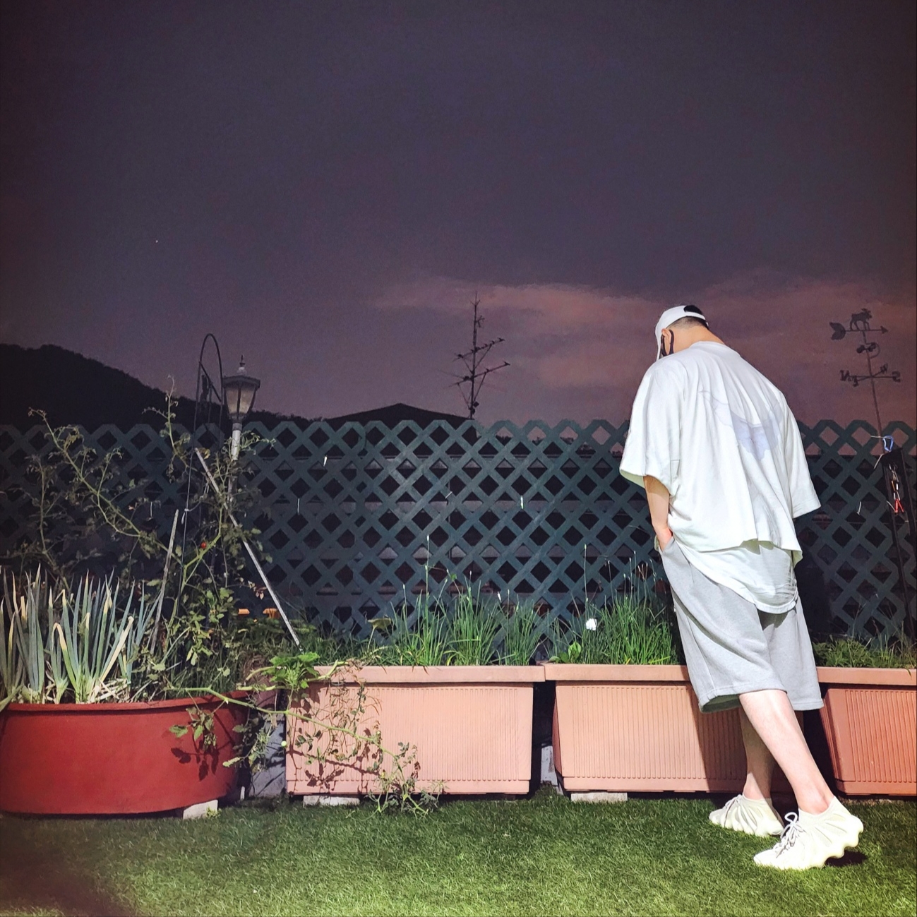 Yeezy Gap Engineered By Balenciaga Dove No Seam T-Shirt White, Adidas Yeezy 450 Cloud White 착용 스타일 - 2