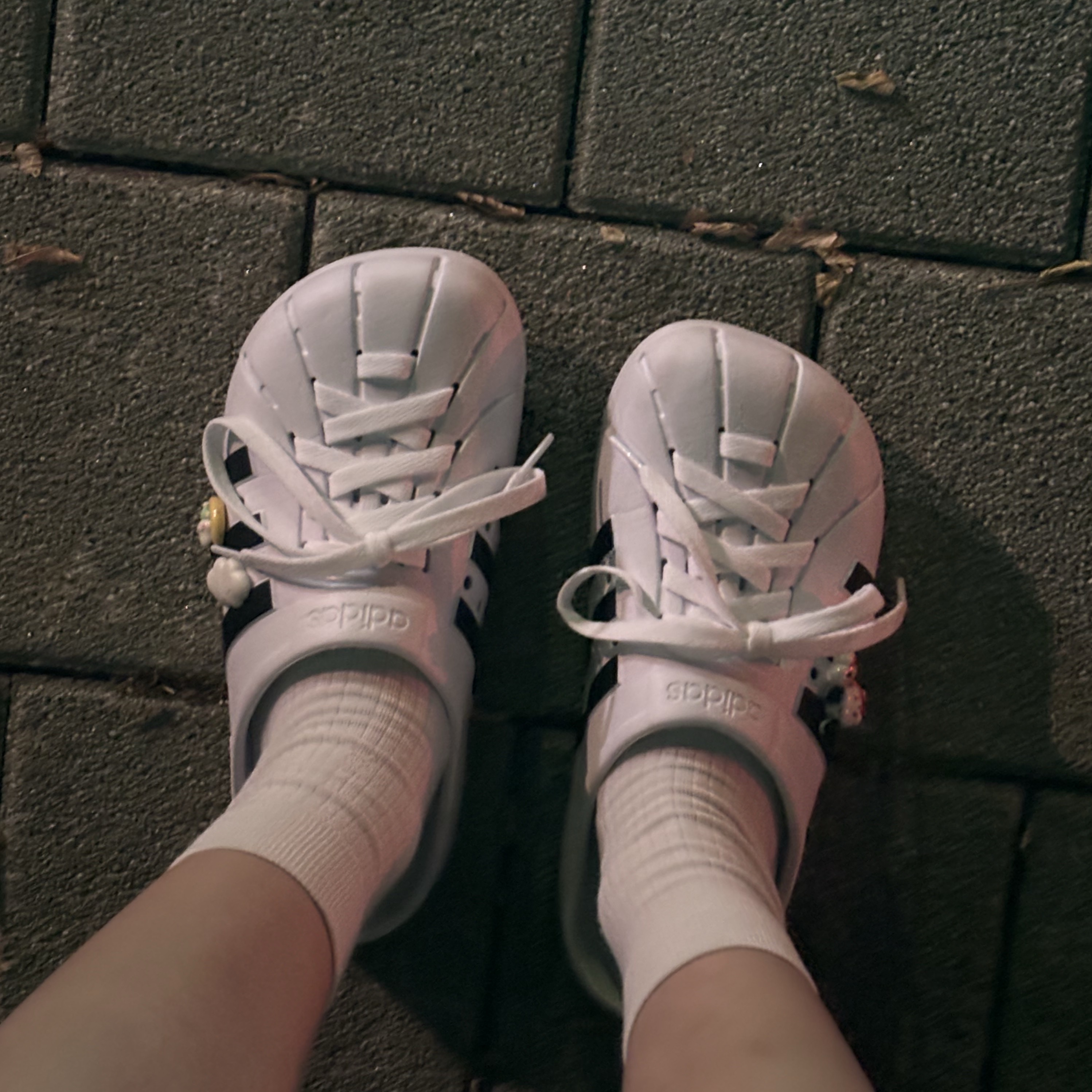 Adidas Adilette Clog White Black 착용 스타일 - 3