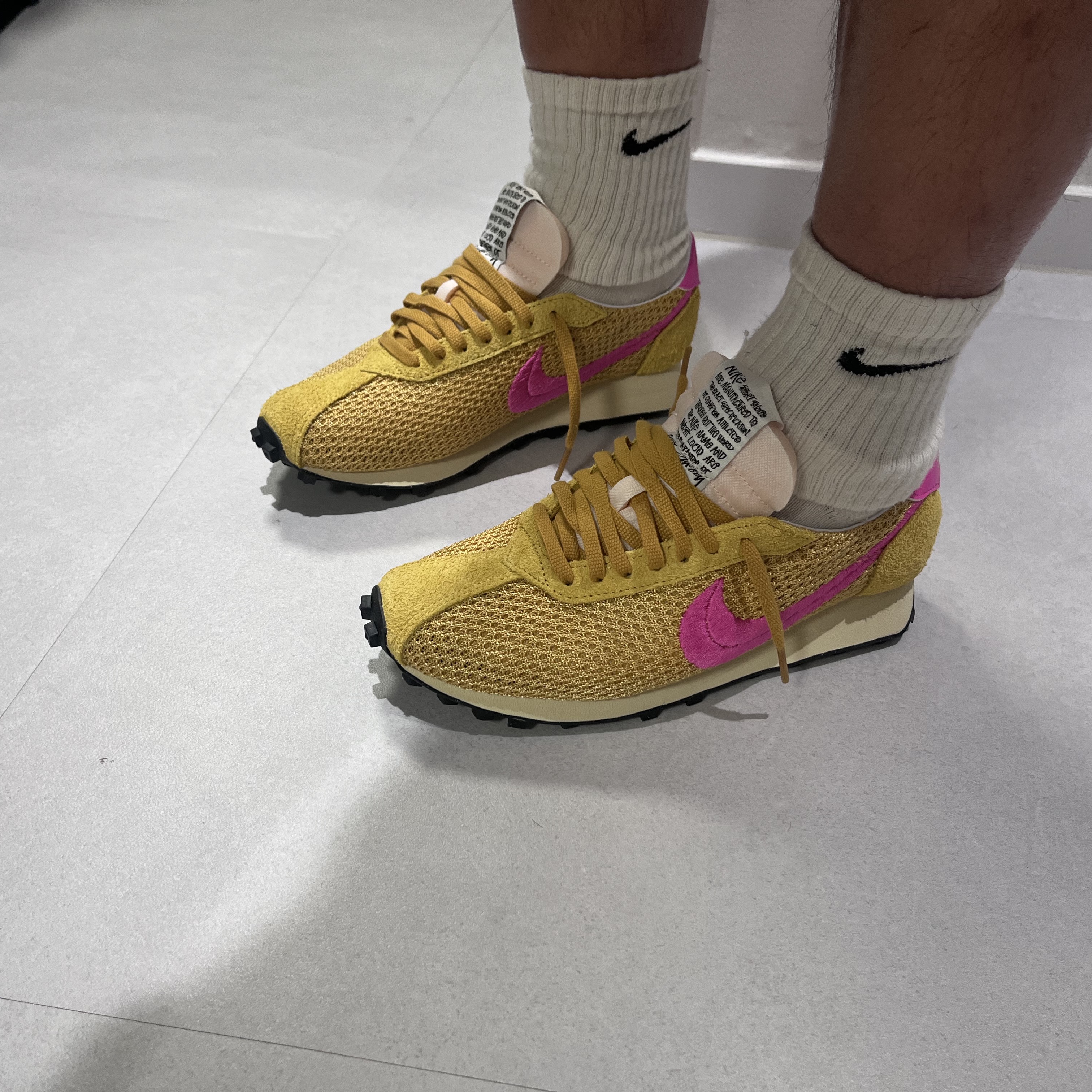 Nike x Stussy LD-1000 SP Sanded Gold and Laser Fuchsia 착용 스타일 - 3