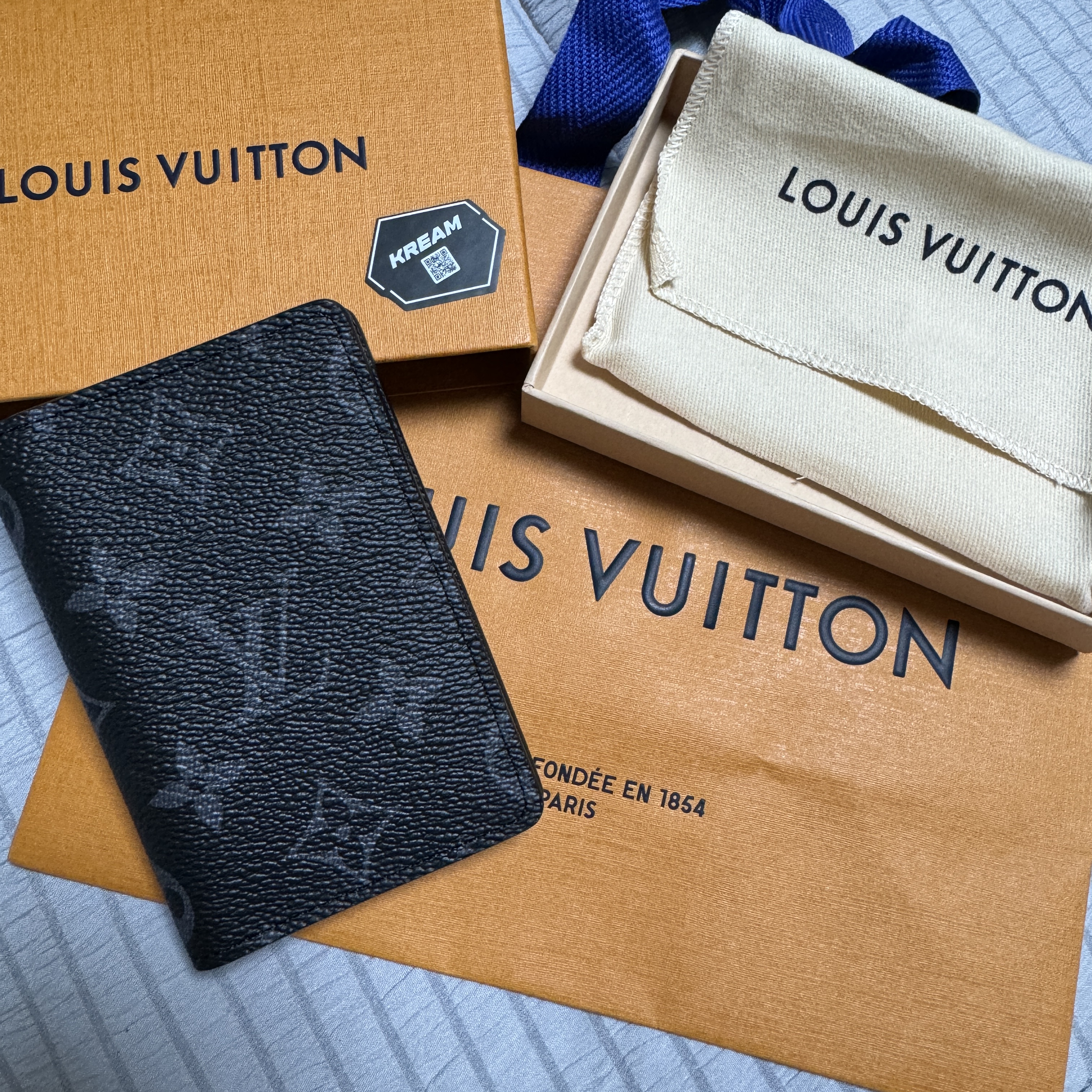 Louis Vuitton Pocket Organizer Monogram Eclipse 착용 스타일