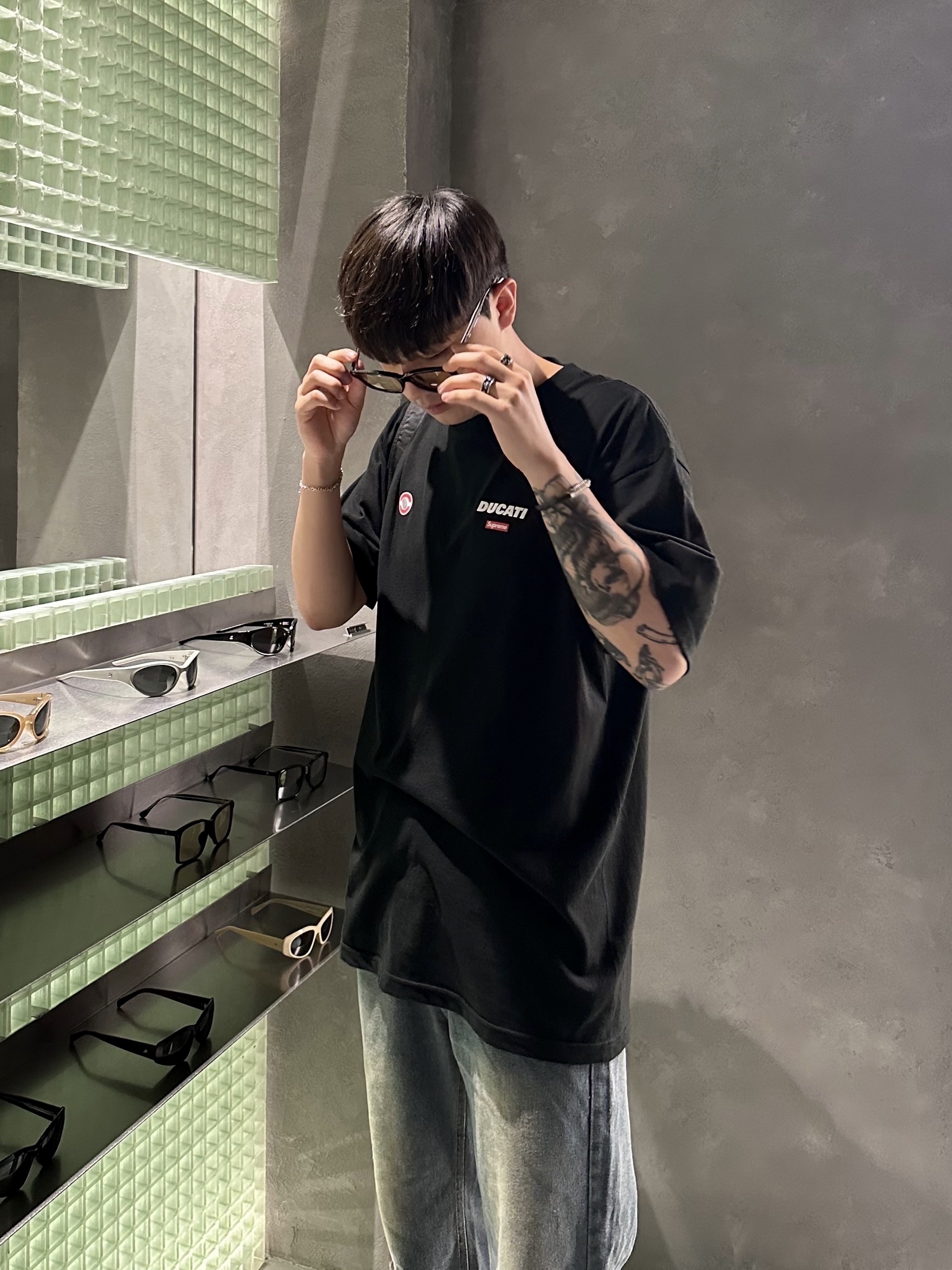Maison Mihara Yasuhiro Blakey OG Sole Canvas Low-top Sneakers White, Supreme x Ducati Logos T-Shirt Black - 24SS 착용 스타일 - 2