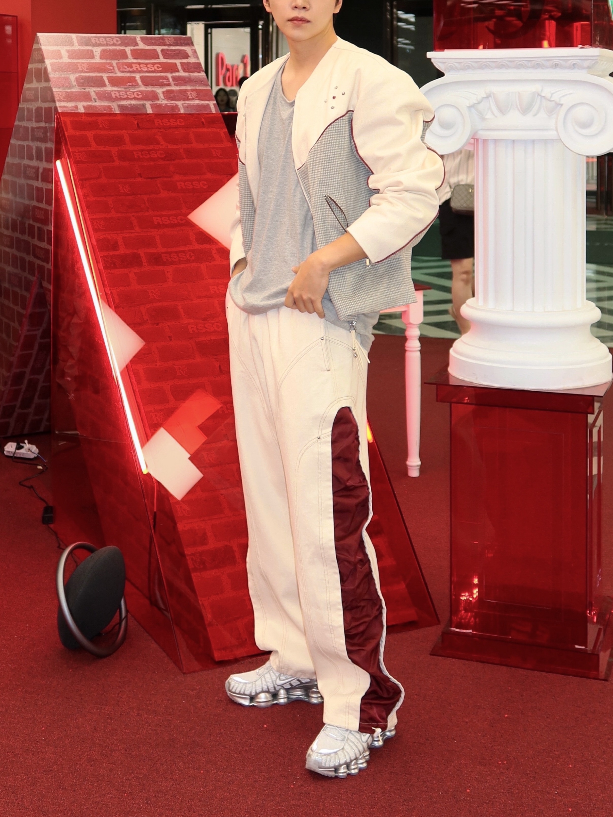 (W) Nike Shox TL Pure Platinum and Metallic Silver 착용 스타일 - 2