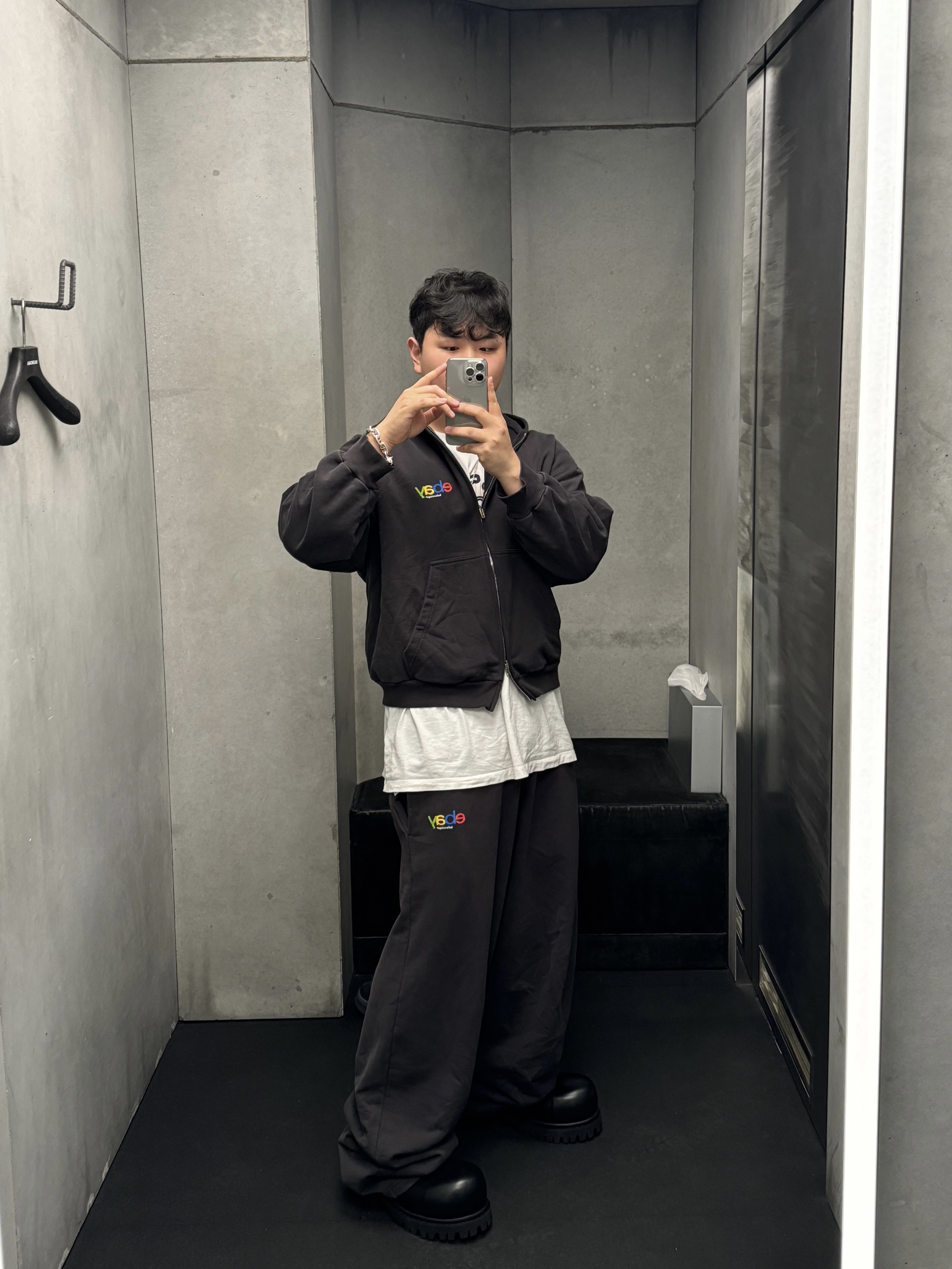 Balenciaga Ebay Zip-Up Hoodie Regular Fit Black, Balenciaga Ebay Baggy Sweatpants Black 착용 스타일 - 1